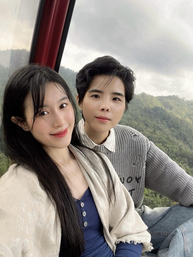 Vũ Cát Tường đã đăng tải hình ảnh bên nửa kia trên trang cá nhân. Kèm theo đó, giọng ca sinh năm 1992 viết: "8/3 năm nay đã kịp hái một bông hoa xinh đẹp mang về làm của riêng. Tường mến chúc tất cả các cô gái, em gái, chị gái sẽ luôn được cuộc đời yêu chiều, nâng niu và hạnh phúc ngập tràn nhé".