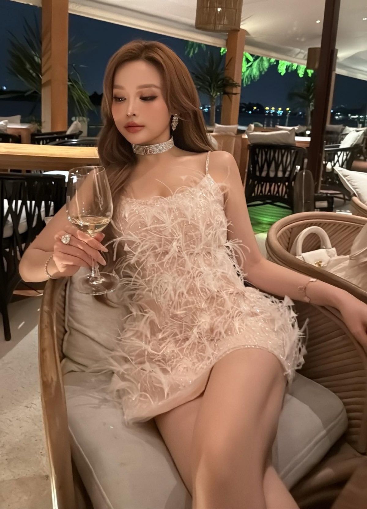 Huyền Baby chia sẻ vừa cùng bạn thân tậu biệt thự ở Đà Lạt nhân dịp kỷ niệm 20 năm tình bạn. “Trải qua 20 năm làm người bạn thân, cùng bên nhau những lúc vui buồn, tuy giờ chúng ta vẫn còn trẻ nhưng hai đứa đã quyết định cùng xây dựng căn nhà chung đầu tiên kỉ niệm 20 năm tình bạn”, hot girl viết. (Nguồn: FBNV)