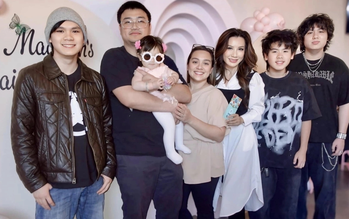 Trizzie Phương Trinh cùng các con Beckham, Colin, Kenzi dự sinh nhật một tuổi bé Madilyn Nhung Võ, cháu ngoại cố ca sĩ Phi Nhung. (Nguồn: FBNV)