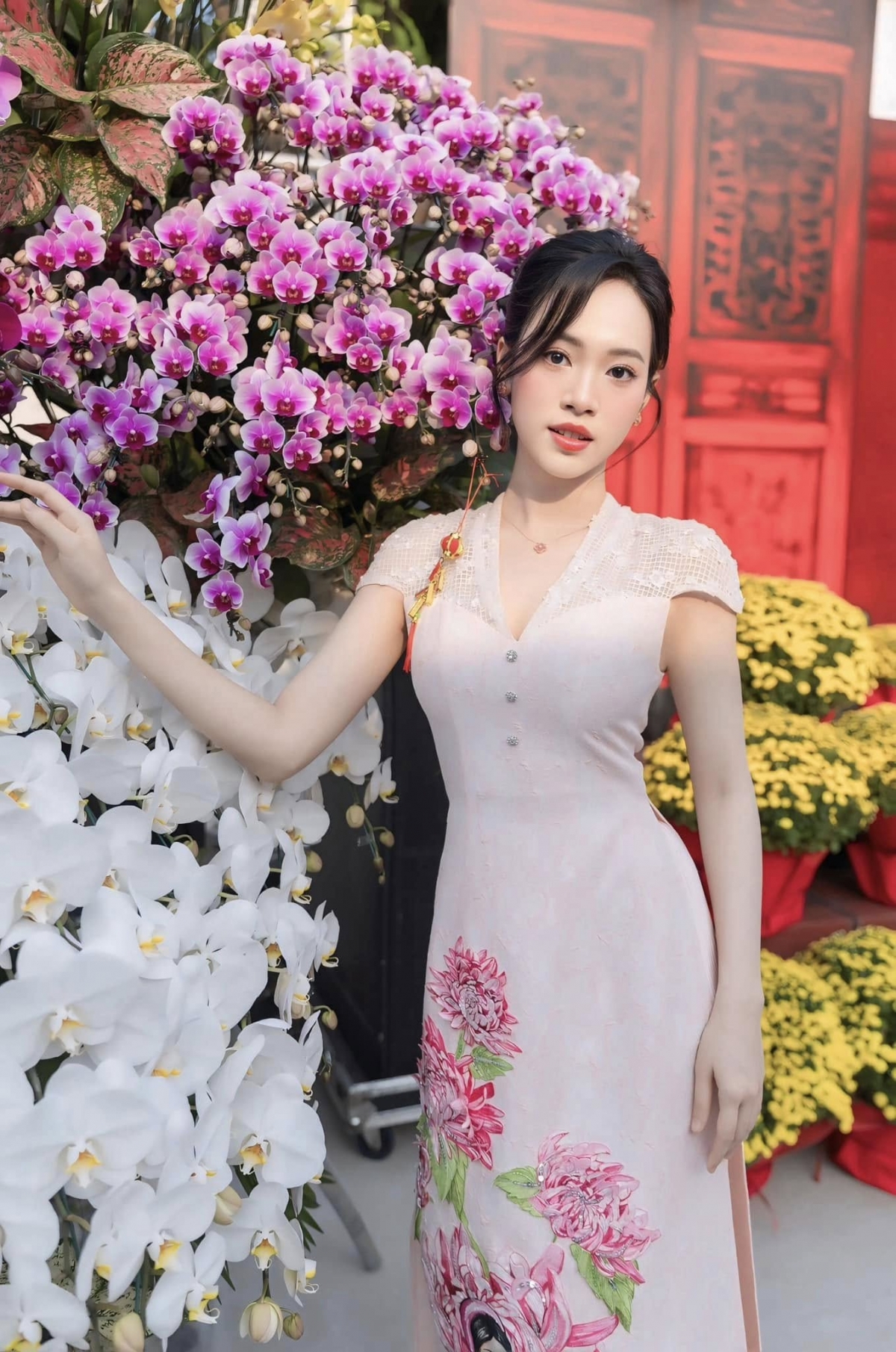 Á hậu có khuôn mặt đẹp với các đường nét hài hòa. Cô sở hữu chiều cao 1,72 m, số đo ba vòng 87-58-95 cm. Trong nhiệm kỳ, Trịnh Thùy Linh từng nhiều lần xuất hiện với vai trò diễn giả ở các sự kiện giao lưu cùng sinh viên. Cô gây ấn tượng bởi tư duy thông minh, hiện đại.