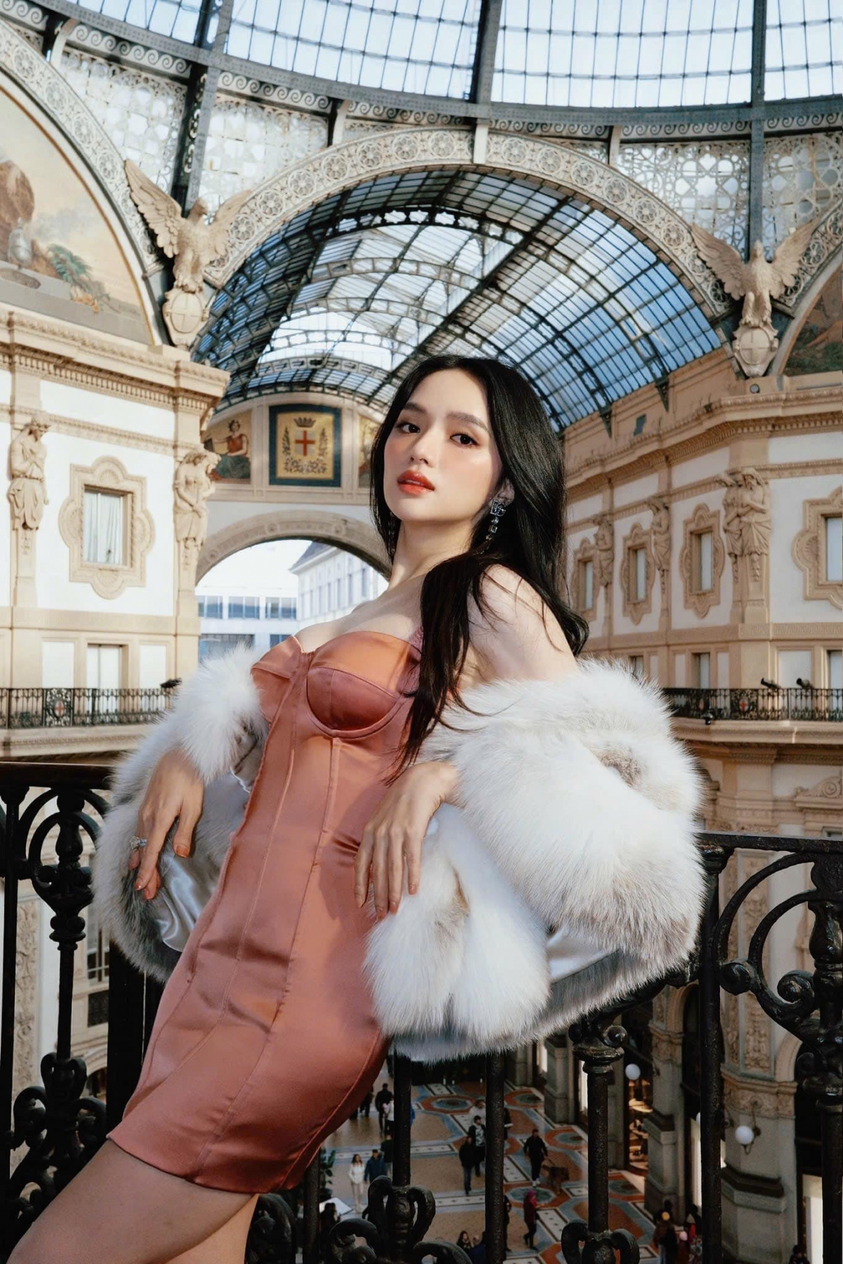 Hương Giang khoe dáng gợi cảm tại Milan Fashion Week 2025. (Nguồn: FBNV)