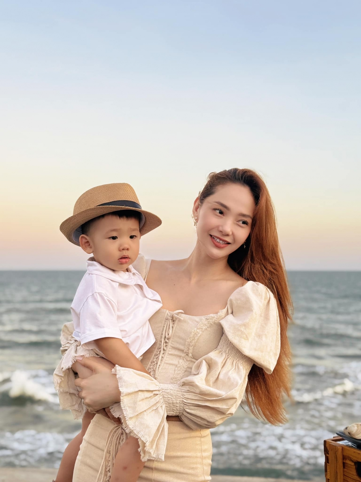 “Vậy là thêm một năm nữa chúng ta cùng nhau đón sinh nhật trên biển, nơi lần đầu tiên em tổ chức sinh nhật cho anh và tiếp thêm nhiều năm sau đó”, Minh Hằng và con trai đón sinh nhật ông xã tại Vũng Tàu. (Nguồn: FBNV)