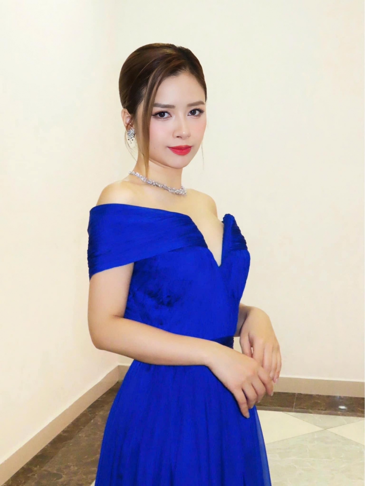 Trên mạng xã hội, một fanpage đã đăng tải hình ảnh của Dương Hoàng Yến kèm theo dòng chia sẻ: "Khán giả cả nước chia buồn với Dương Hoàng Yến, tạm biệt chị". Ngay lập tức, nữ ca sĩ lên tiếng khẳng định: "Em vẫn đang trộm vía vừa chạy show rần rần vừa đi điều trị tích cực và khoẻ ra nhiều rồi ạ. Đừng ai đồn em xong chia buồn rồi tạm biệt em nữa nha. Tội em". (Nguồn: FBNV)