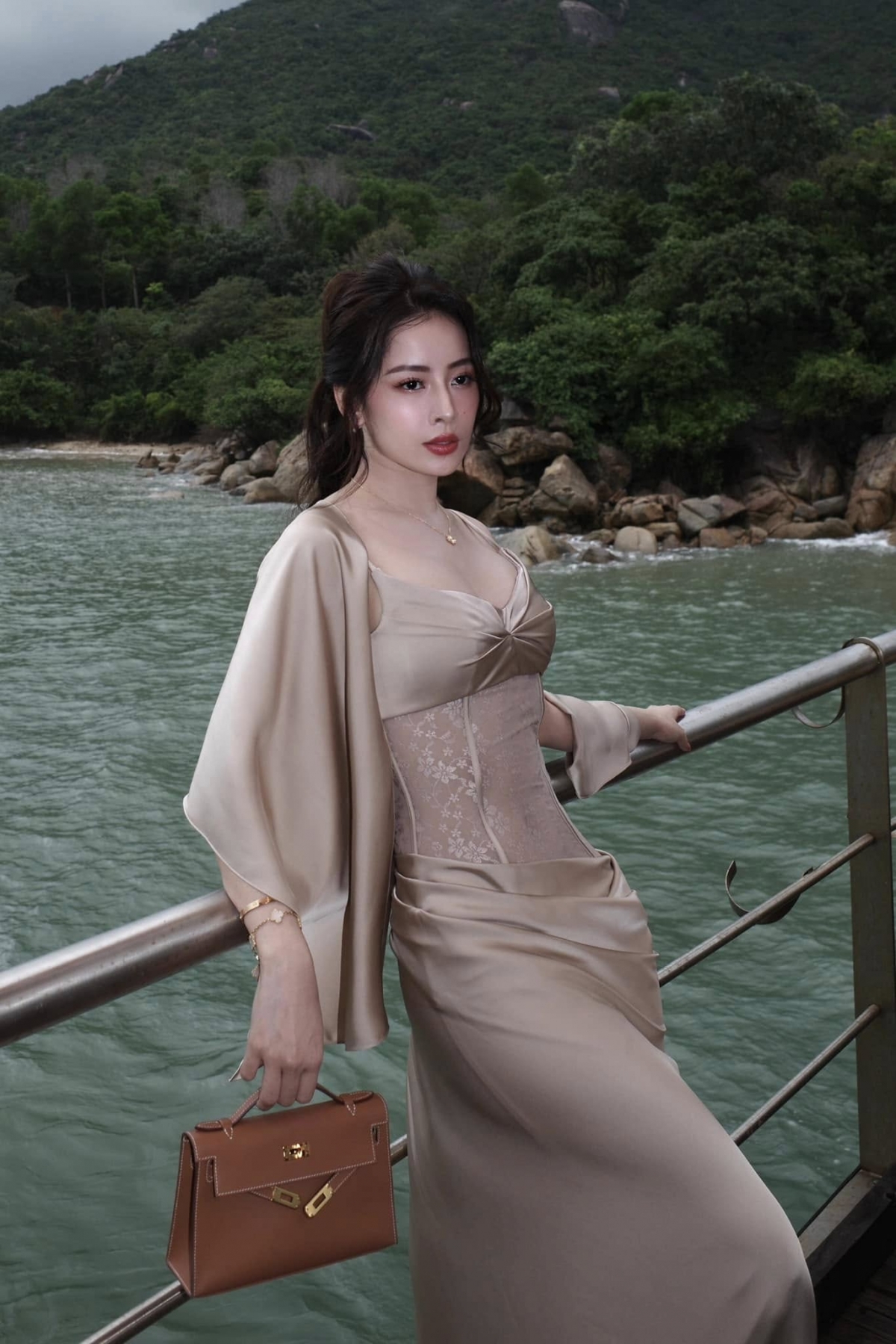 Chi Pu thu hút hàng chục nghìn lượt tương tác trên mạng xã hội khi thông báo năng lượng ngoại giao trong một năm của mình đã được sử dụng hết ở đám cưới Salim. (Nguồn: FBNV)