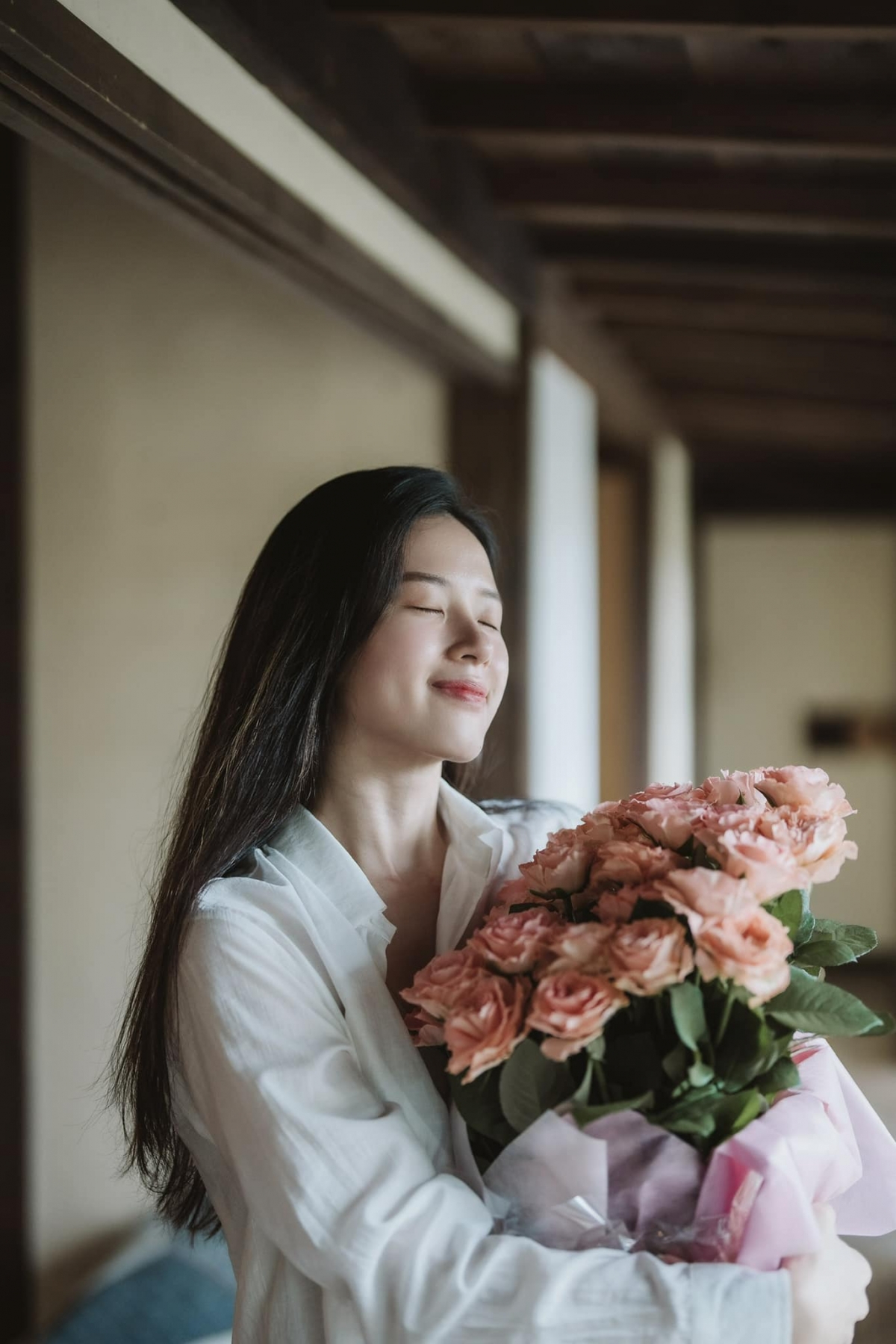 Midu tâm sự dạo này không còn thói quen cập nhật mạng xã hội nhiều như trước vì muốn tận hưởng cuộc sống thực tại. “Nhưng sống khép kín cũng có niềm vui, đó là cảm giác mọi thứ thật hơn, dành thêm nhiều thời gian chia sẻ với gia đình và bạn bè, quan tâm những người bên cạnh mình thay vì quan tâm đến mạng xã hội”, cô viết. (Nguồn: FBNV)