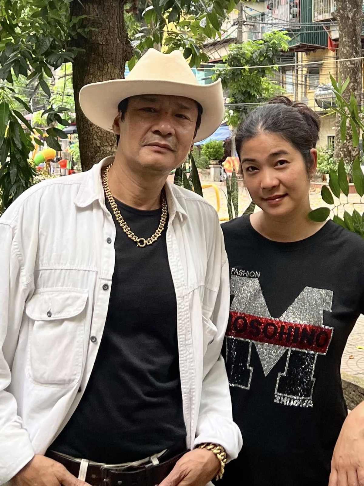 Vẫn như thường lệ, cứ dịp quan trọng, NSƯT Võ Hoài Nam lại làm thơ thay lời muốn nói gửi tới vợ: "Chẳng có năm nào, anh tặng hoa/ Nhốt ảnh trong thư, gửi vợ quà/ Xa em đêm trắng, hoà nỗi nhớ/ Giận ánh trăng mờ, cớ để vơi".