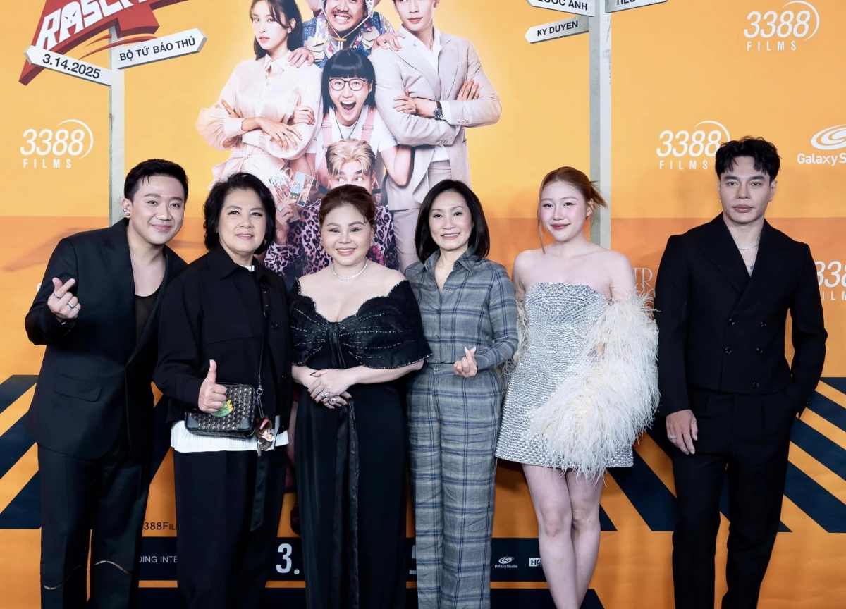 Dàn diễn viên “Bộ tứ báo thủ” tại buổi premiere tại Mỹ. “Cảm ơn mọi người đã đến rất đông đủ và dành nhiều tình cảm cho bộ phim”, đạo diễn Trấn Thành bày tỏ. (Nguồn: FBNV)
