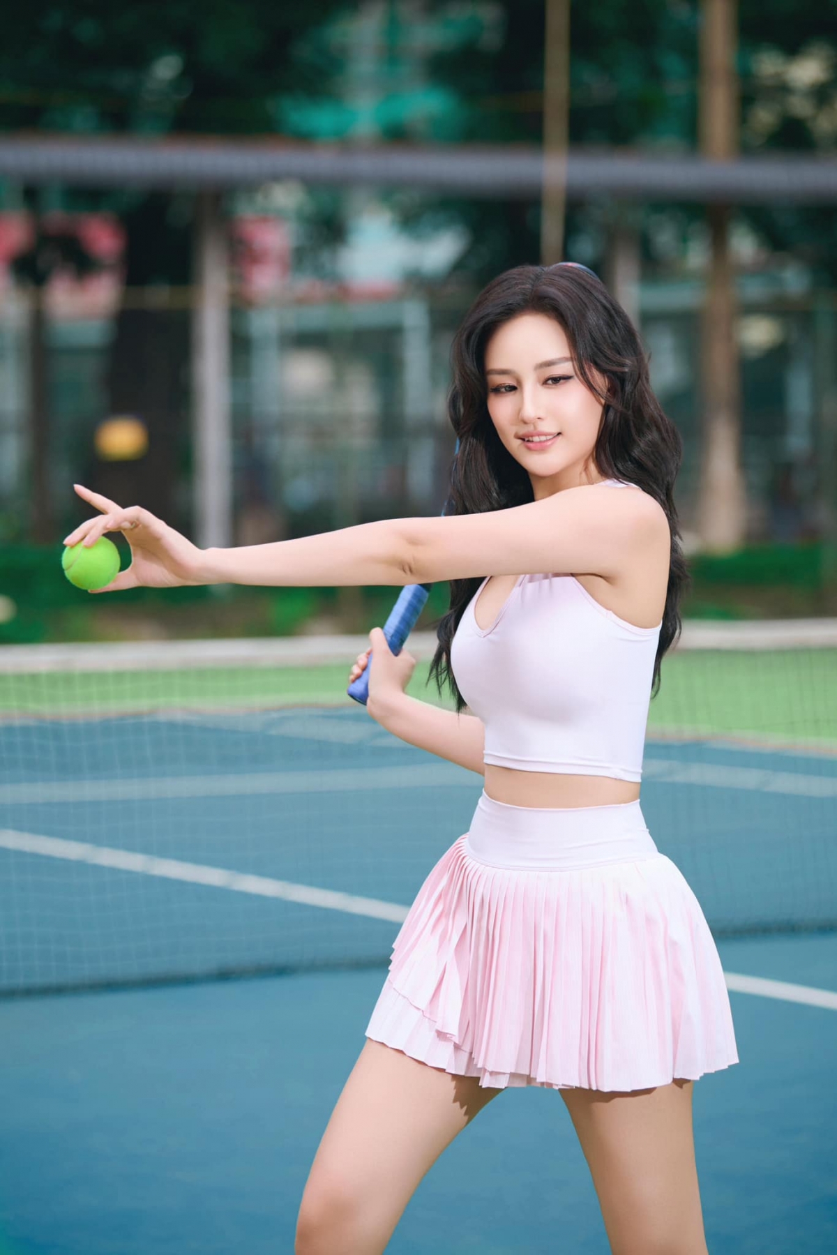 Hoa hậu Mai Phương Thúy khoe eo thon đi khi chơi thể thao. (Nguồn: FBNV)
