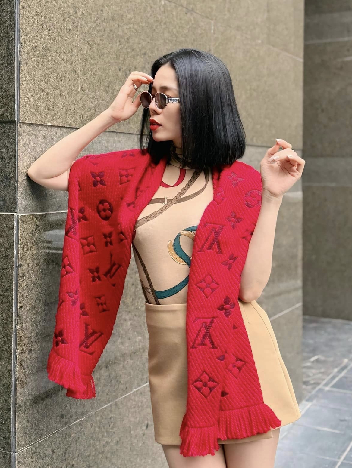 Ở tuổi 44, ca sĩ Lệ Quyên vẫn duy trì được sắc vóc quyến rũ và trẻ trung. Giọng ca "Giấc mơ có thật" thường xuyên chia sẻ hình ảnh diện trang phục gợi cảm, ôm sát, khoe vóc dáng thon gọn và săn chắc. Để có được vóc dáng hiện tại, Lệ Quyên tuân thủ chế độ tập luyện nghiêm ngặt và chăm sóc bản thân kỹ lưỡng. Nữ ca sĩ đã duy trì lối sống lành mạnh trong nhiều năm, giúp cô ngày càng trẻ trung và xinh đẹp hơn so với tuổi thật.