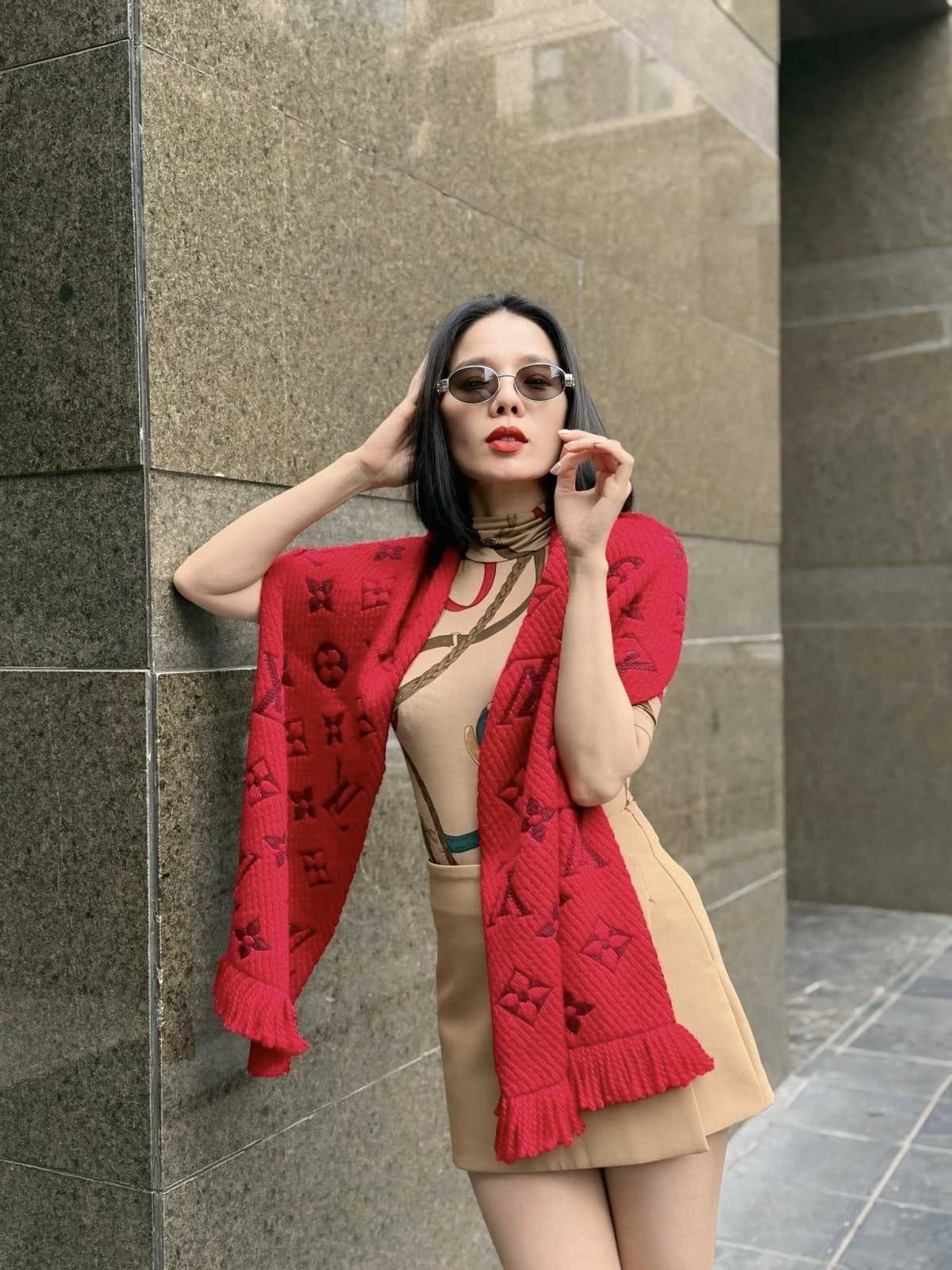 Tâm sự về cuộc sống, Lệ Quyên cho biết cô thấy ngại khi có ai bảo cô giàu. Nữ ca sĩ tự nhận mình là người không ăn chơi, biết giữ gìn nên có cuộc sống ổn định. “Trời Phật Tổ Nghiệp thương em bé ngoan, tử tế, chăm chỉ, lương thiện. Mỗi lần nghe bảo em bé giàu, em bé ngại lắm, người giàu thật họ cười chết. Chỉ là em bé không ăn chơi, biết giữ gìn nên cuộc sống ổn định thế này là vui rồi các mình ạ”, Lệ Quyên viết trên trang cá nhân, tự xưng mình là “em bé”. (Nguồn: FBNV)