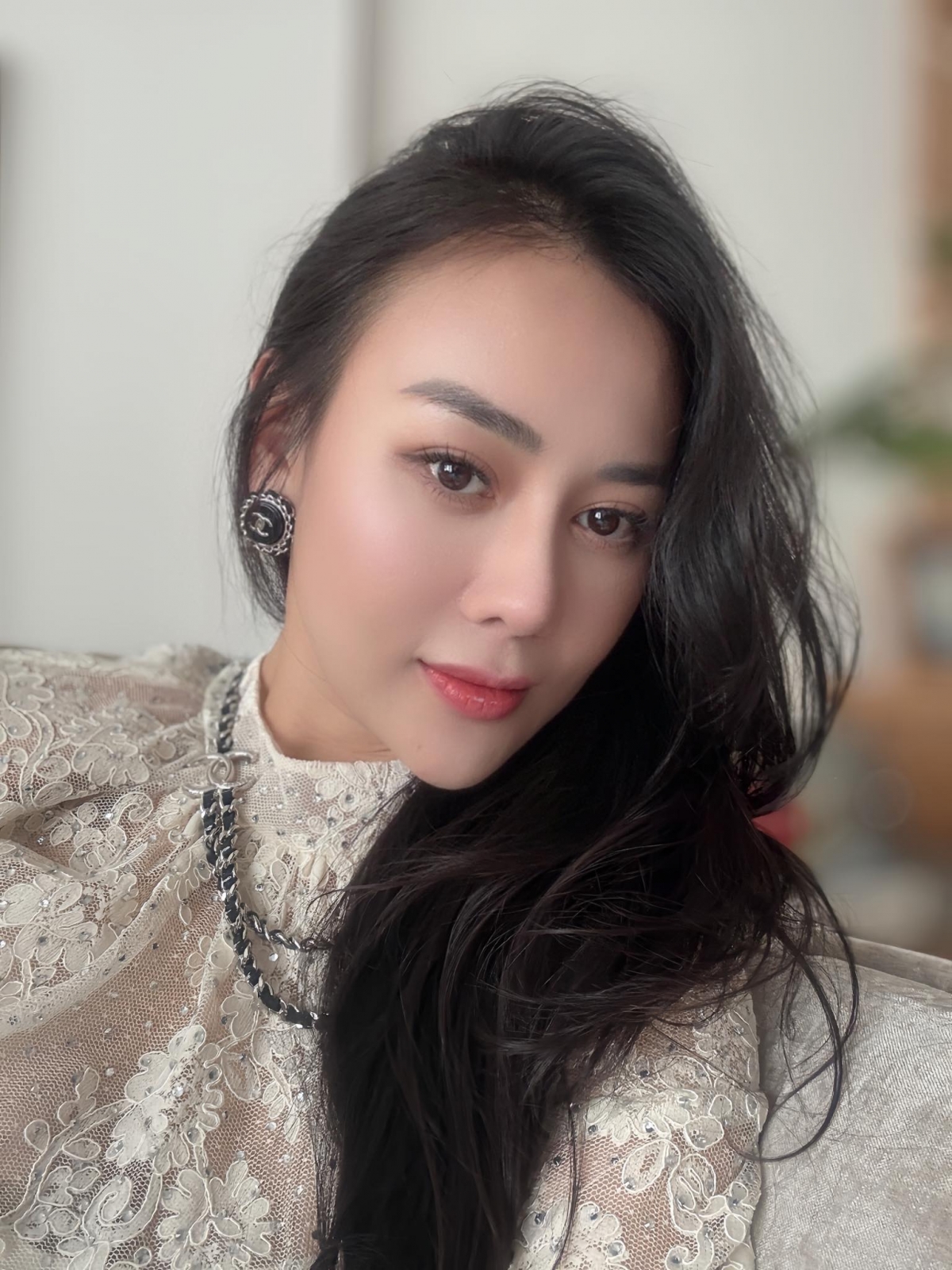 Phương Oanh khoe ảnh selfie, được khen nhan sắc ngày càng mặn mà. (Nguồn: FBNV)