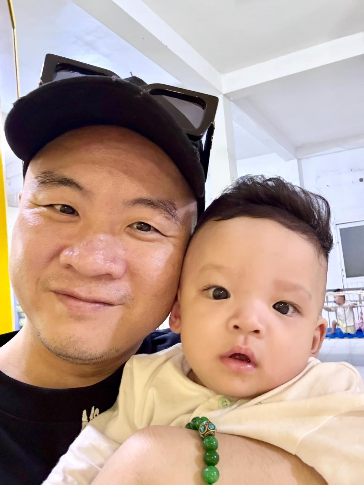 Đỗ Mạnh Cường bày tỏ mong muốn được tiếp tục nhận con nuôi. “Sáng sớm nhớ em rồi. Em hiện tại vẫn đang ở Chùa, muốn nhận nuôi con ở Chùa phải đủ duyên các mẹ ạ, chứ không phải dễ dàng muốn nhận là nhận đâu. Nên hy vọng con sẽ đủ duyên để về với bố Cường”, NTK viết. (Nguồn: FBNV)