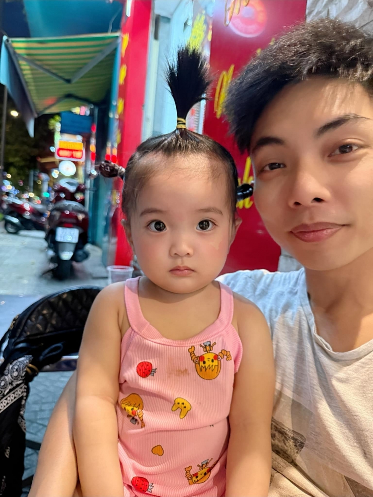 Phan Hiển đăng ảnh chụp cùng con gái với chú thích hài hước: “Nhan sắc 1 trời 1 vực luôn. Gen mẹ Thi gánh còng lưng mọi người nhỉ”. (Nguồn: FBNV)