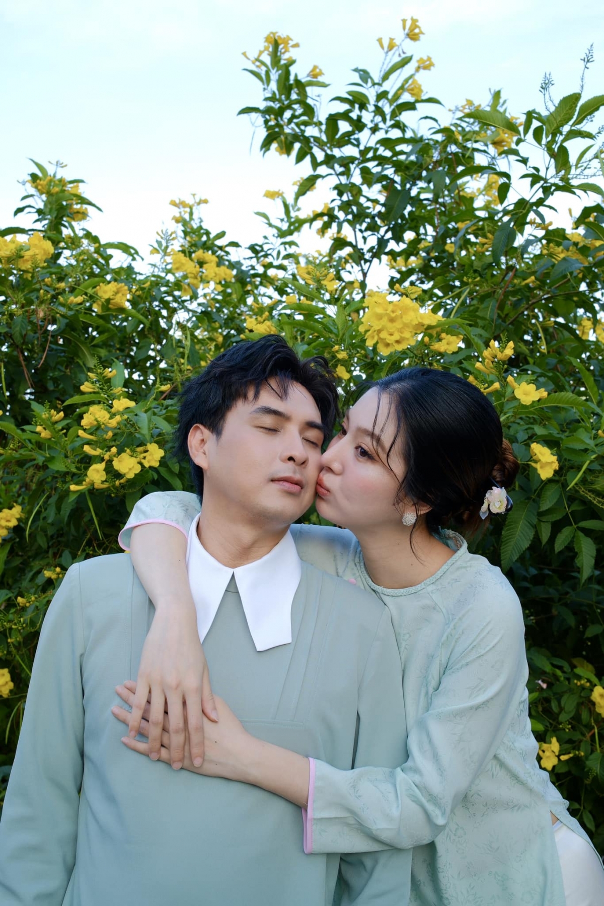 Vợ chồng ca sĩ Hồ Quang Hiếu – Tuệ Như thể hiện cử chỉ âu yếm: “Chúc cho ngày tháng phía trước của tất cả chúng ta rồi sẽ đơm hoa như ý nguyện. Mỗi ngày mới đều thật nhiều năng lượng và niềm vui”. (Nguồn: FBNV)
