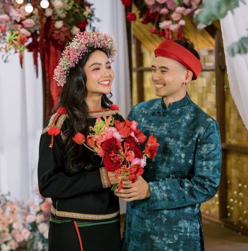 H'Hen Niê mặc trang phục truyền thống của người Ê-đê, còn Tuấn Khôi diện áo dài xanh trong lễ ăn hỏi. Cô bày tỏ: “Một gia đình nhỏ, một hạnh phúc to. Cảm ơn ba, mẹ, bà, cô, dì, chú, bác các em đã không ngại vất vả đường xa đến chúc mừng 2 con. Cảm ơn những lời chúc phúc đầy sự quý mến của bạn bè, anh chị em đồng nghiệp cùng quý khán giả đã dành cho Hen và anh Khôi”. (Nguồn: FBNV)