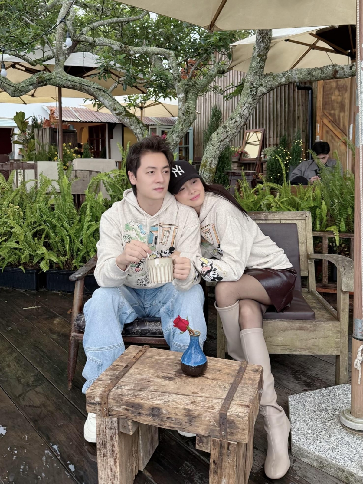 Thủy Anh - bà xã ca sĩ Đăng Khôi - khoe khoảnh khắc vợ chồng tình tứ "để đánh dấu chủ quyền". (Nguồn: FBNV)
