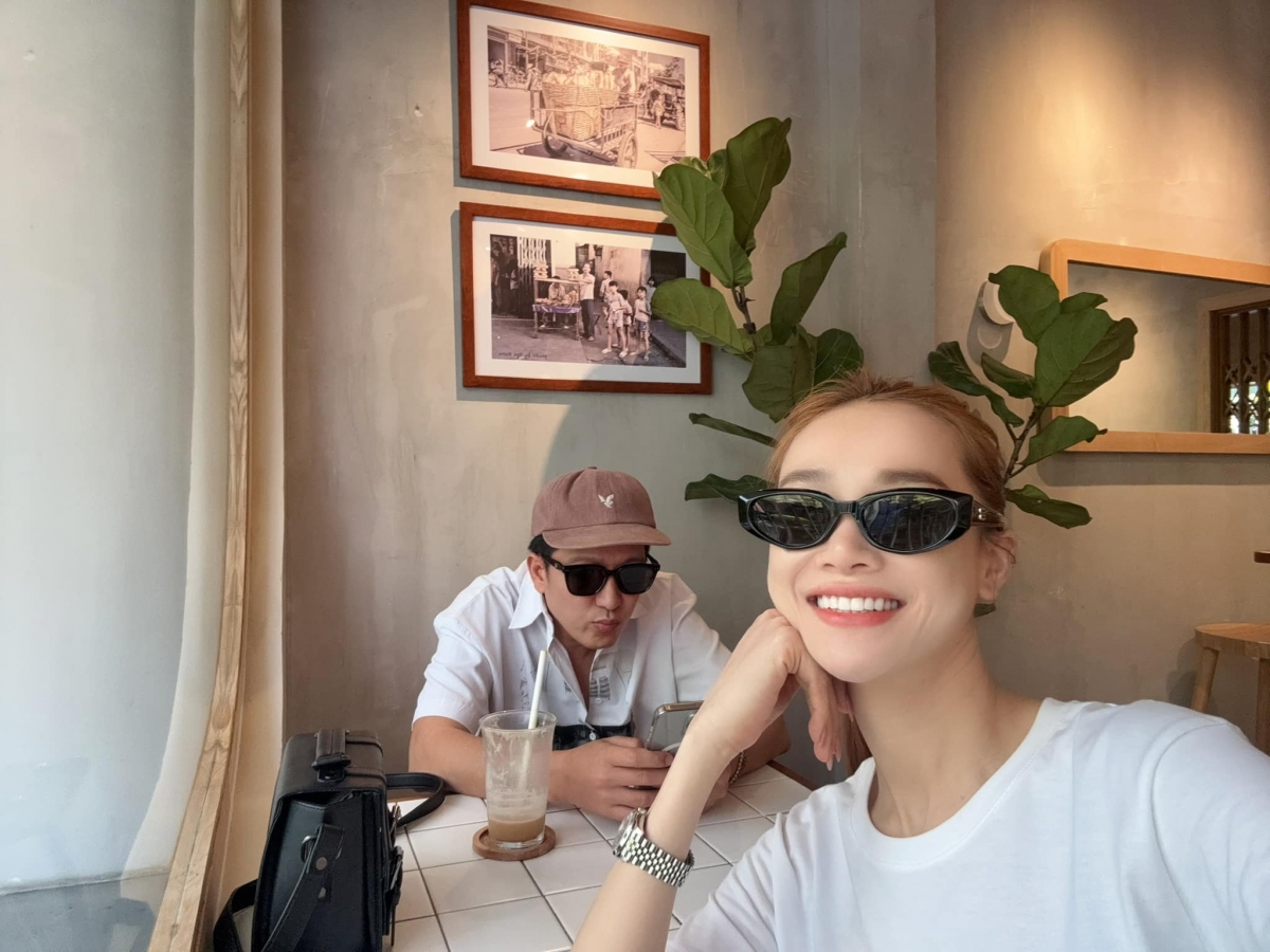Nhã Phương đi uống cà phê cùng ông xã Trường Giang: “Anh hàng xóm chung nhà mà 1 năm mới đi cafe 1 lần”. (Nguồn: FBNV)