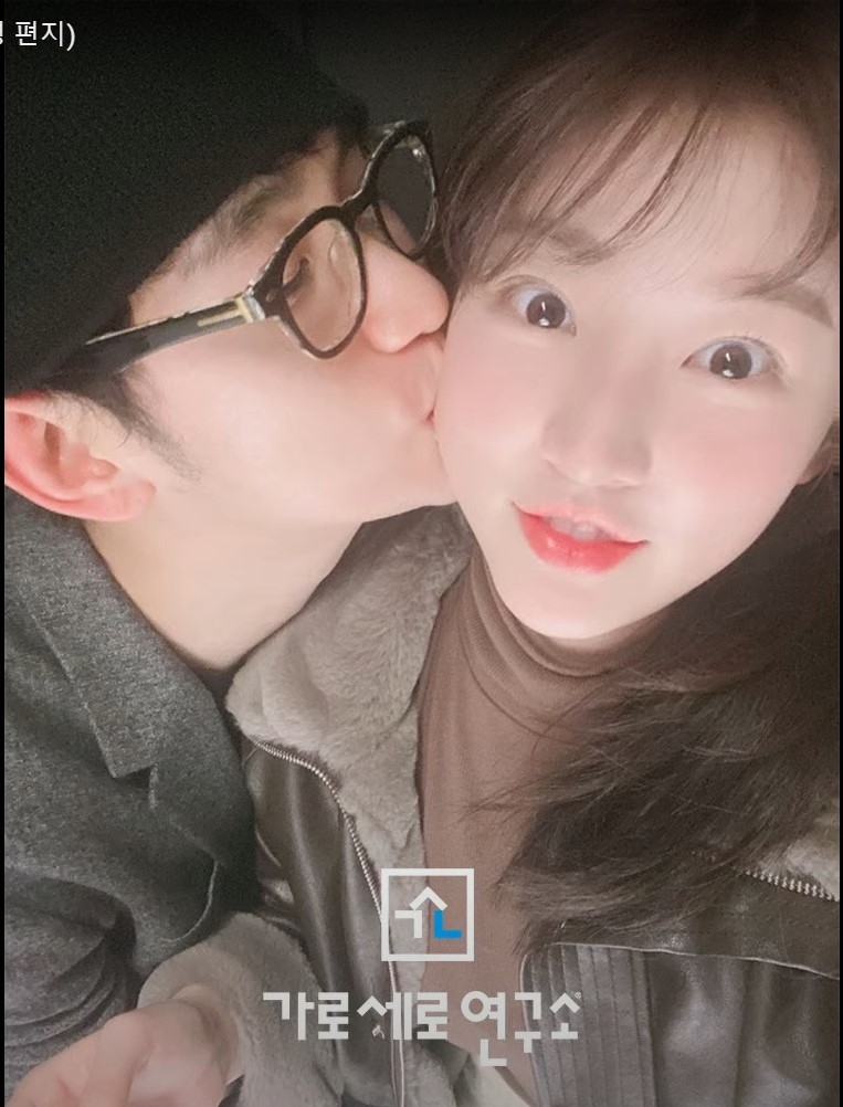 Bức ảnh Kim Soo Hyun âu yếm hôn má Kim Sae Ron ngay lập tức tạo nên làn sóng tranh cãi, bởi nó dường như là bằng chứng không thể chối cãi về mối quan hệ tình cảm giữa hai ngôi sao nổi tiếng.
