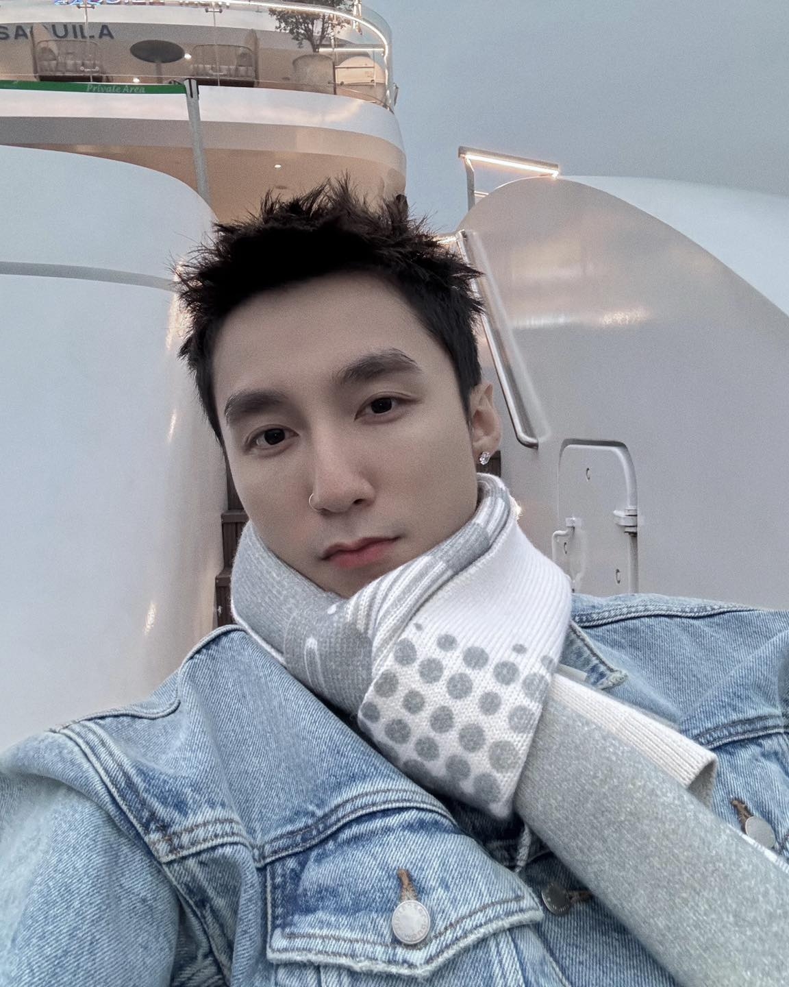 Sơn Tùng M-TP chia sẻ hình ảnh trên du thuyền ở Hạ Long. “Cá mú gì chưa người đẹp”, nam ca sĩ viết. (Nguồn: FBNV)