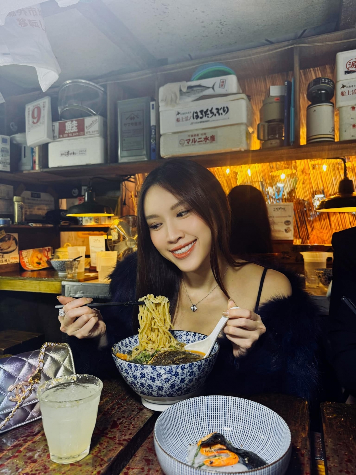 MC Thanh Thanh Huyền thưởng thức ramen tại một quán nổi tiếng ở Paris, Pháp. (Nguồn: FBNV)