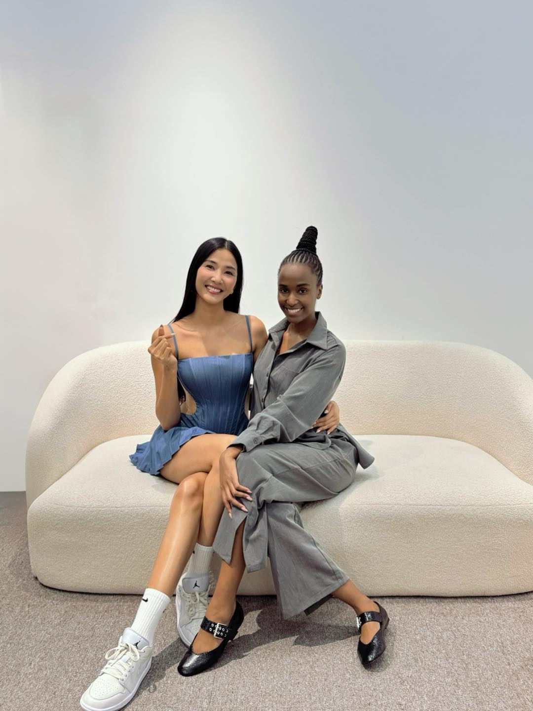 Hoàng Thùy đọ dáng cùng Miss Universe 2019 Zozibini Tunzi: “Gặp lại bạn yêu, Zozibini Tunzi - Miss Universe 2019 để chuẩn bị cho một sự kiện vô cùng đặc biệt”. (Nguồn: FBNV)