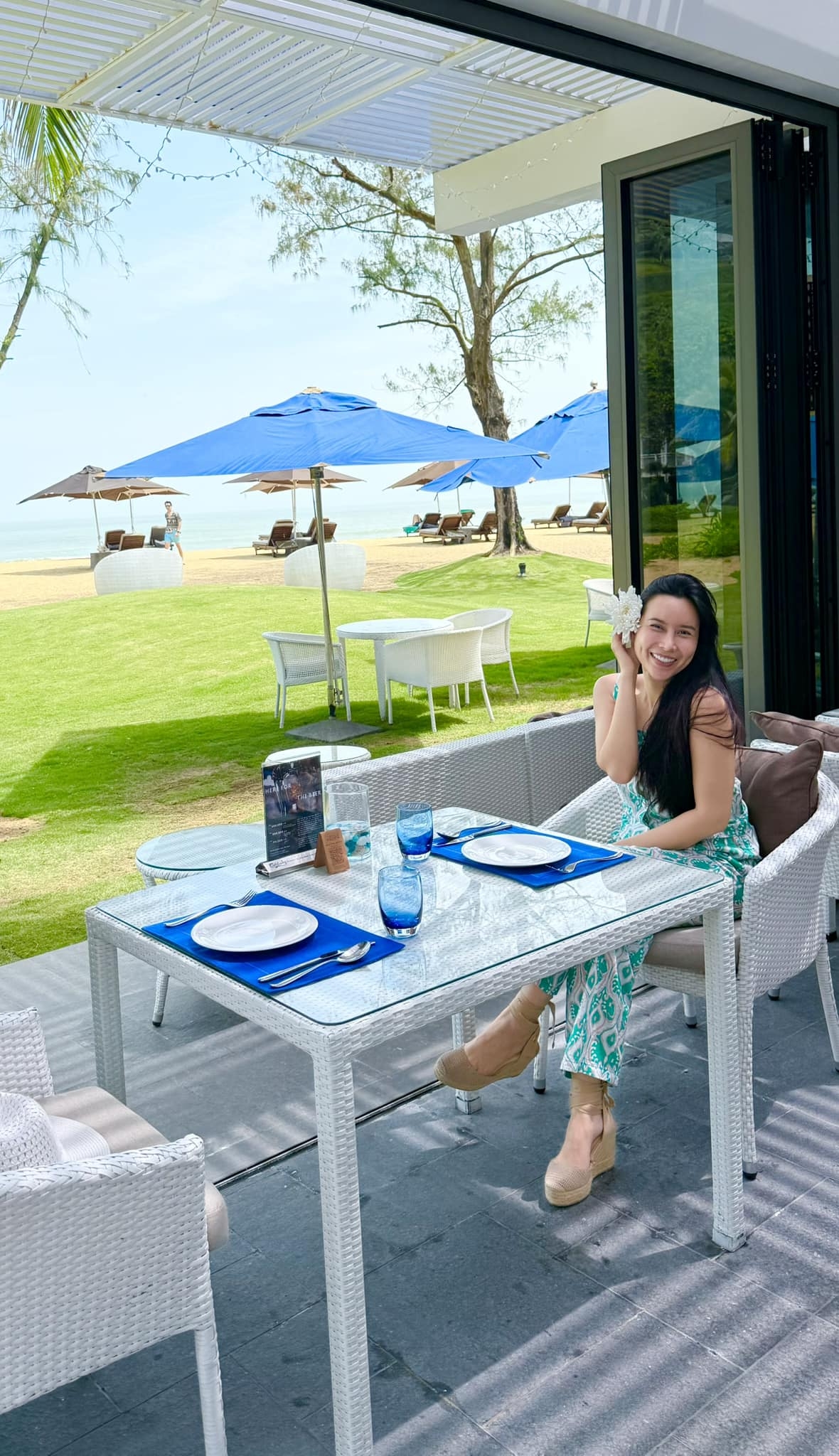 “Cười nhiều hơn. Đi thật nhiều, học hỏi nhiều điều, không mơ mộng vào những chuyện tình như trong phim. Không quá dựa dẫm vào ai. Nếu không, sẽ quen đó. Chúc mọi người một ngày vui”, Lưu Hương Giang tâm sự trong chuyến du lịch. (Nguồn: FBNV)