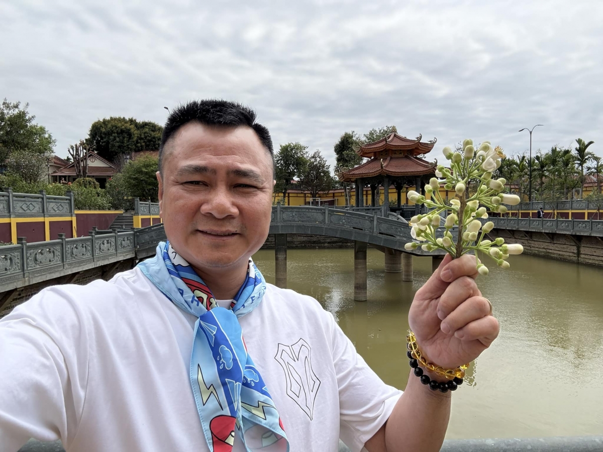 “Hương bưởi thơm cho lòng bối rối”, NSND Tự Long hái cành hoa bưởi trong chuyến về thăm quê. (Nguồn: FBNV)