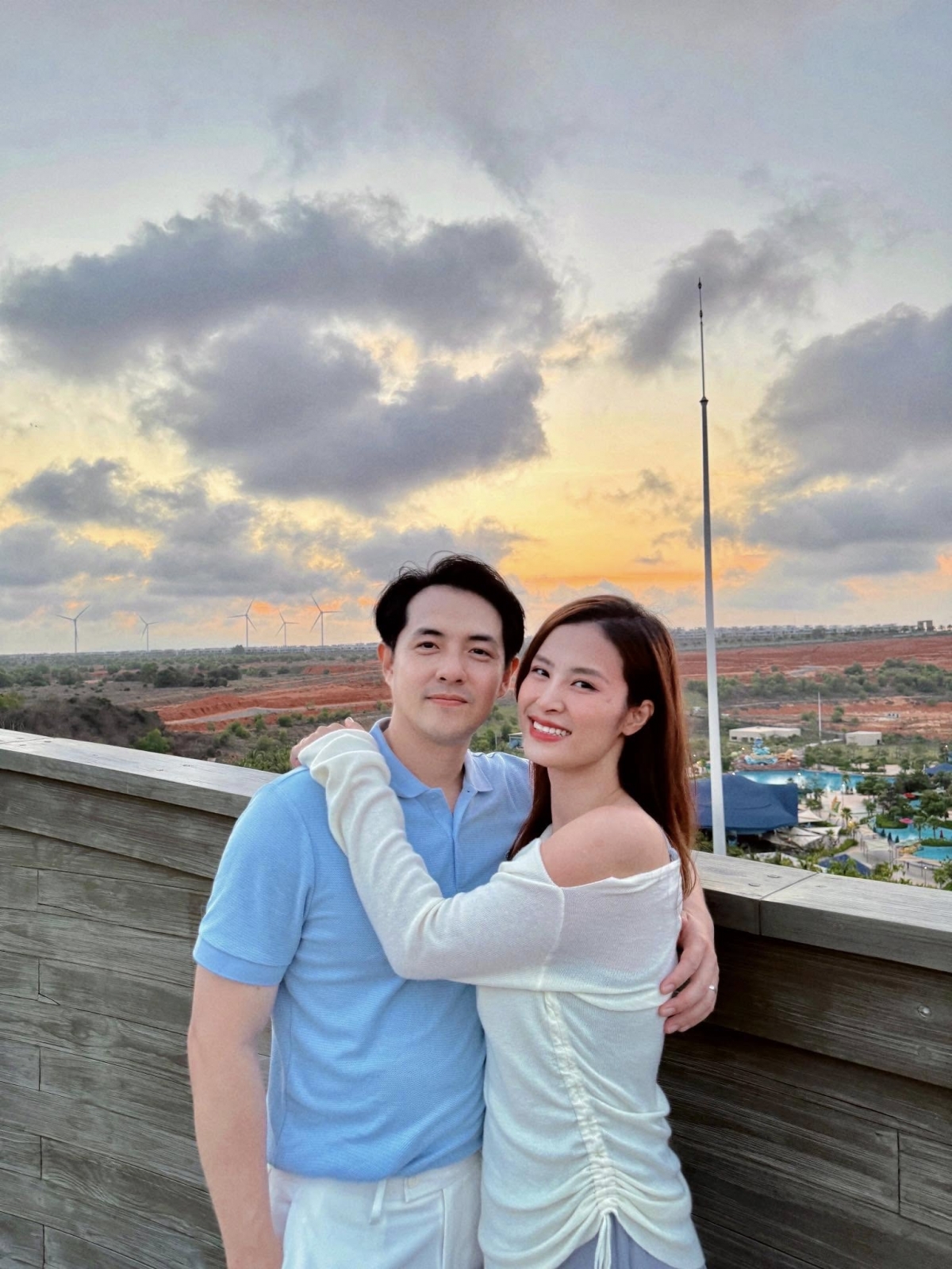 Vợ chồng ca sĩ Đông Nhi - Ông Cao Thắng ngắm hoàng hôn lãng mạn tại Phan Thiết. “Chuyến đi sạc năng lượng cho chuỗi ngày sắp tới. Ăn uống thoả thích có, ngắm cảnh đẹp, chill có, “sống ảo” có luôn. Vô cùng thoải mái và tuyệt vời”, nữ ca sĩ chia sẻ. (Nguồn: FBNV)