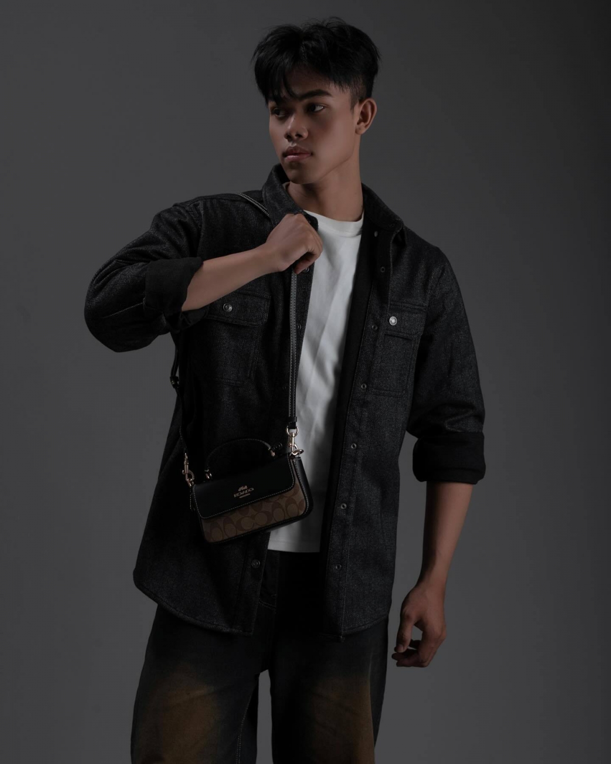 Nawin cũng thường xuyên cập nhật những khoảnh khắc đời thường và công việc trên mạng xã hội. Anh tạo thiện cảm với năng lượng tích cực và nụ cười tươi, thu hút người đối diện. Miss &amp; Mister Majestic Cambodia là sân chơi khá mới, nên lượng theo dõi Nawin trên mạng xã hội không cao. Hiện anh có gần 6.000 người đăng ký theo dõi trên trang Instagram. (Ảnh: Instagram)