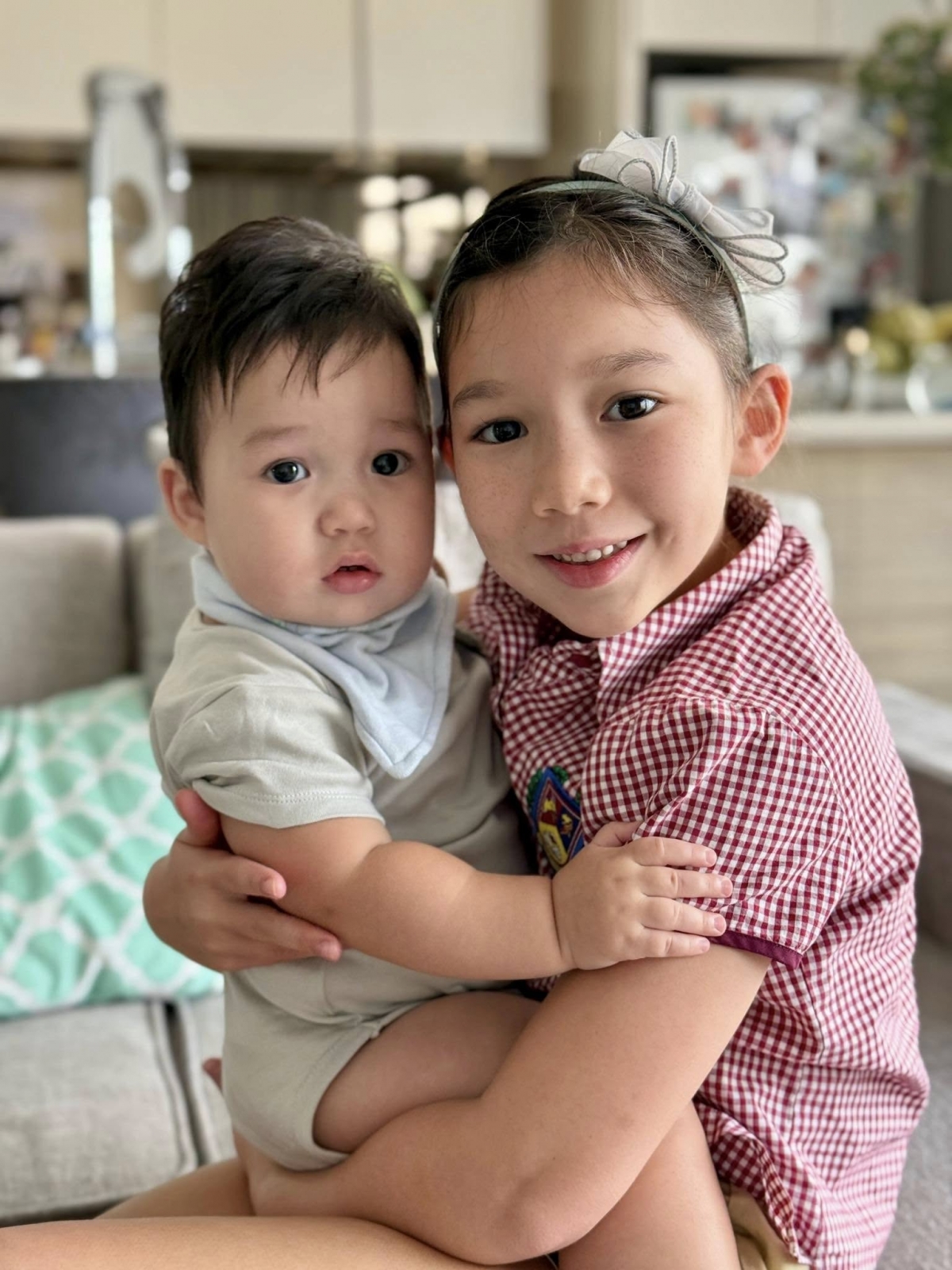 Siêu mẫu Hà Anh đăng ảnh hai con Myla và Luca. Hai em bé thừa hưởng nhiều nét đẹp của cả bố và mẹ. (Nguồn: FBNV)