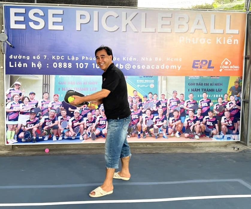 MC Quyền Linh đi chơi pickleball với trang phục đơn giản. “Có ai biết chơi bộ môn này không nè. Pickleball thiệt là khỏe re đó nhe”, anh viết. (Nguồn: FBNV)