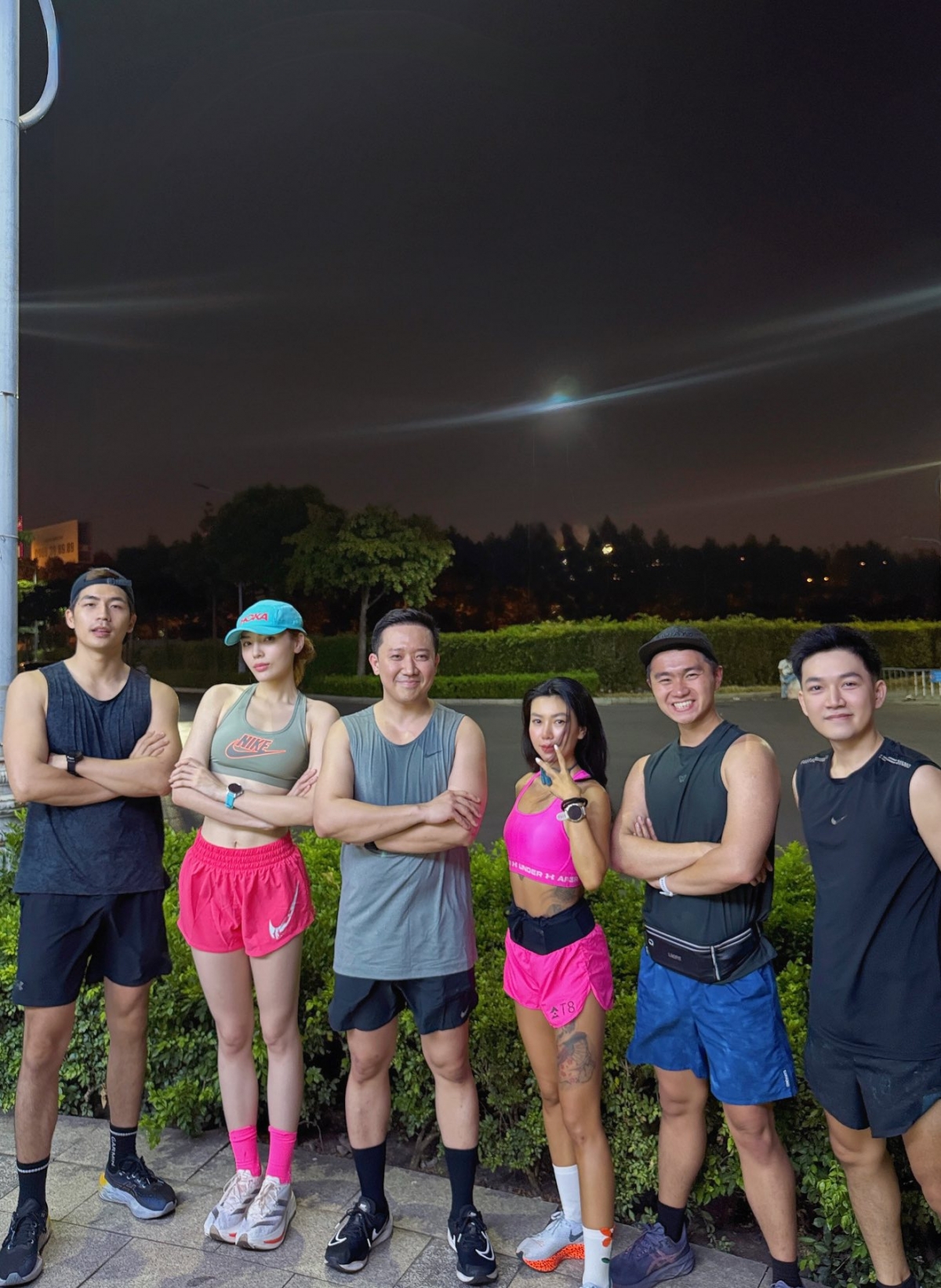 Hoa hậu Kỳ Duyên cùng Trấn Thành và một vài người bạn lập nhóm đi chạy bộ. (Nguồn: FBNV)