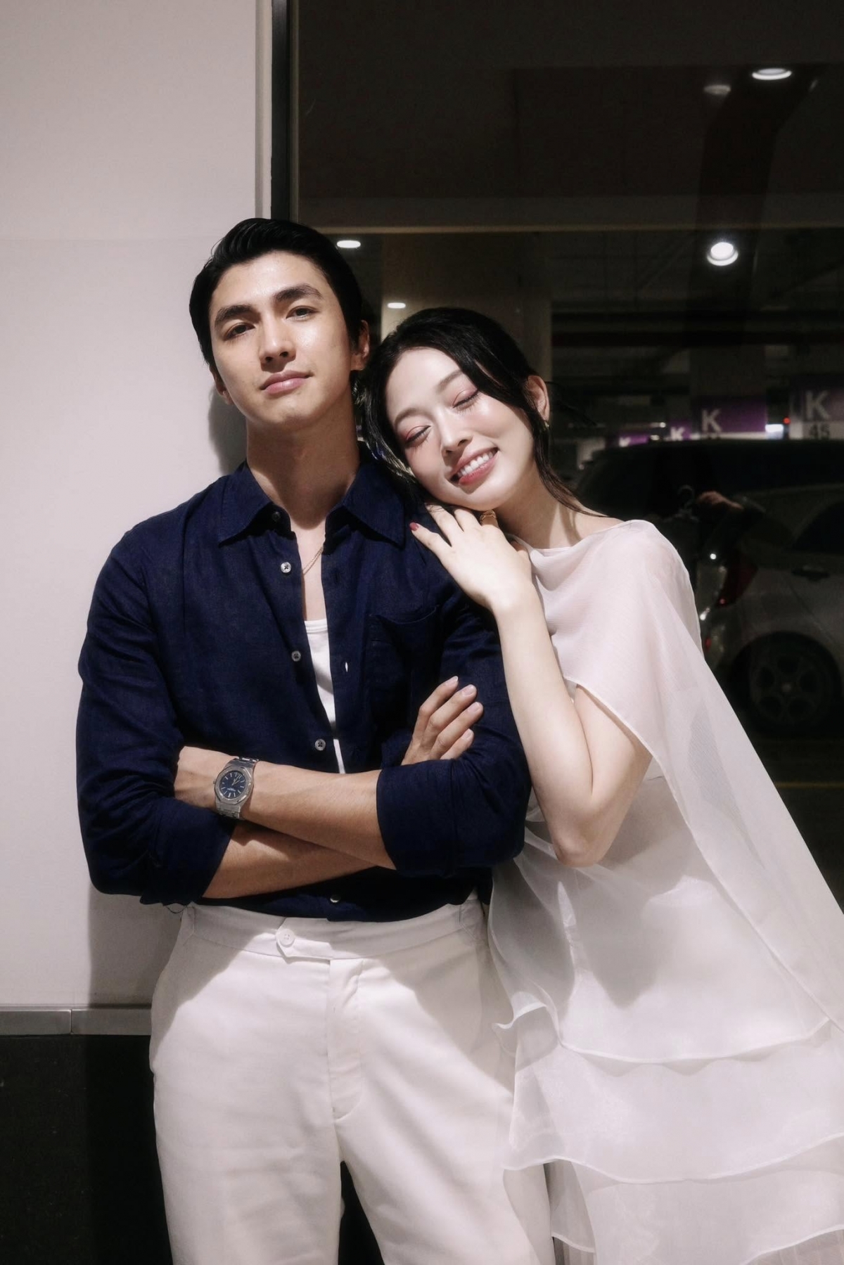 Diễn viên Bình An đăng ảnh tình tứ bên bà xã Phương Nga, kèm dòng trạng thái đầy hài hước: “Râu tôm nấu với ruột bầu. Chồng làm, chồng nấu vợ gật đầu… làm đi”. (Nguồn: FBNV)