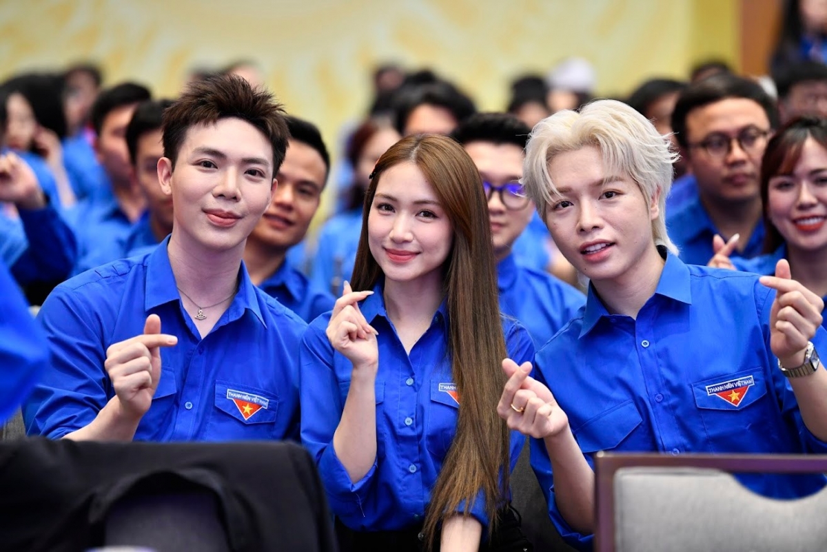 Erik, Hòa Minzy, Đức Phúc (từ trái qua) dự buổi đối thoại với Thủ tướng Phạm Minh Chính (Ảnh: Thông tin Chính phủ)