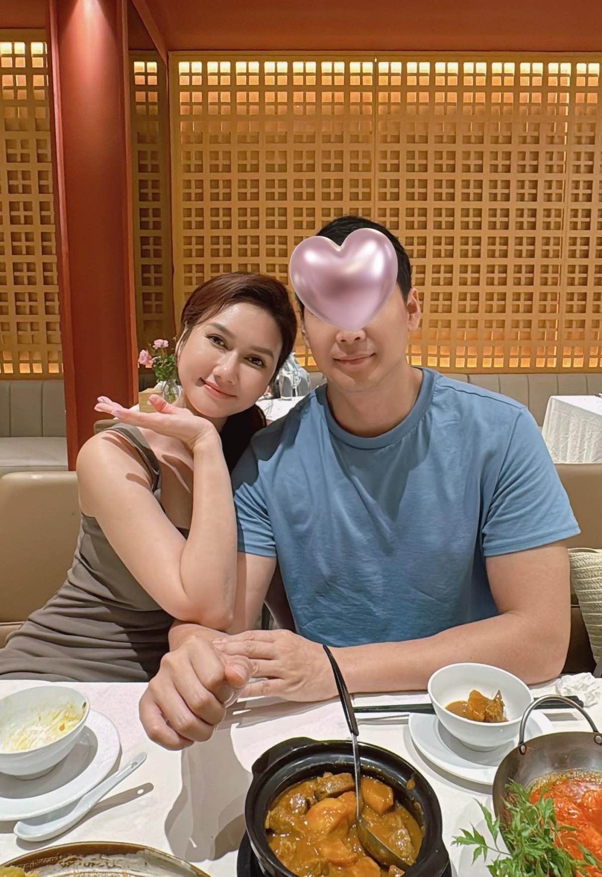 Diễn viên Hương Giang chia sẻ ảnh đi ăn cùng bạn trai “giấu mặt”. Cô tâm sự: “Tôi đã mất 35 năm cuộc đời mới có thể đưa bản thân đến phiên bản tôi cho rằng ‘đẹp’ nhất để gặp và lựa chọn người đàn ông cho cuộc đời mình. Một người hội tụ đầy đủ những yếu tố tôi mong muốn, tôi cần!”. (Nguồn: FBNV)