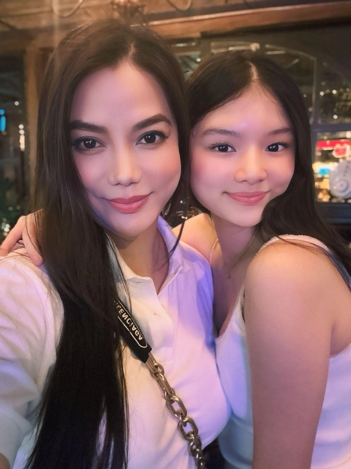 Sao Việt 24/3: Trương Ngọc Ánh tận hưởng buổi tối cuối tuần thư thái cùng con gái Bảo Tiên. Cô bé vừa sang tuổi 17, được khen có nét đẹp sang trọng và hình thể đẹp. Cả hai được một số khán giả khen "trông như 2 chị em".