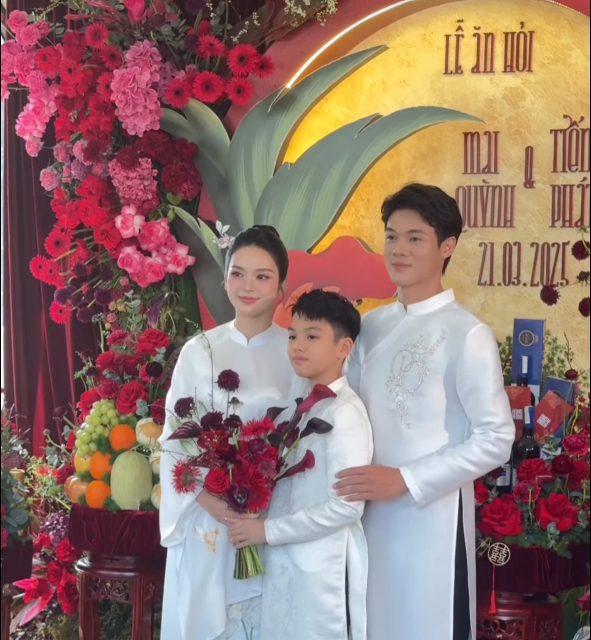 Bé Gấu, con của diễn viên Quỳnh Lương và chồng cũ - có mặt trong ngày vui của mẹ và thiếu gia Tiến Phát, sáng 21/3. Bé Gấu diện áo dài trắng đồng điệu với mẹ và bố dượng. Quỳnh Lương kể trước khi cô tham gia Người ấy là ai, Gấu rất sợ mẹ có bạn trai, đi lấy chồng. "Giờ bé lại nói mẹ đẻ em bé đi, con muốn có em rồi", cô nói.