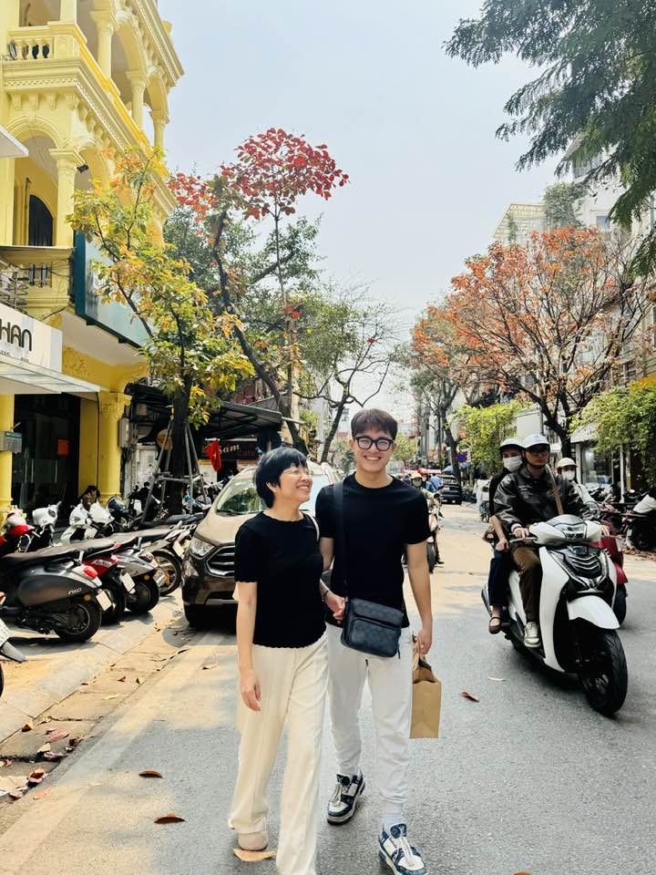 MC Thảo Vân và con trai đi dạo phố, lấy lại tinh thần sau sự cố mất trộm đồng hồ. “Cuối tuần Tít thấy mẹ buồn buồn nên đưa mẹ ra phố chơi, trời đẹp, cũng thấy dịu lòng. Vẫn tự an ủi là của đi thay người và quan trọng nhất là có bài học lớn cho sự chủ quan! Nắng đẹp rồi, vui lên”, nữ MC chia sẻ. Trước đó, Thảo Vân cho biết, chị và con trai bất cẩn không khóa cửa nên trộm đã vào nhà lấy đi 10 chiếc đồng hồ, lọ nước hoa. (Nguồn: FBNV)