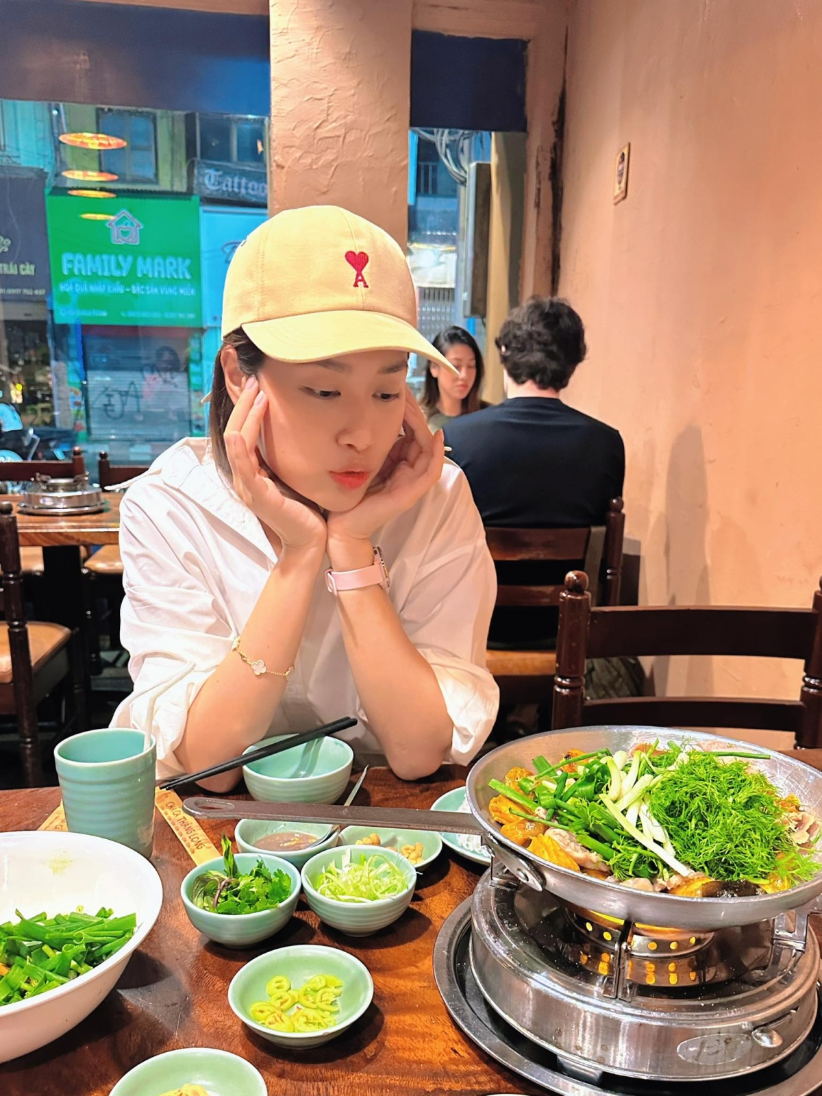 Hoa hậu Thiên Ân thưởng thức món chả cá nhân dịp ra Hà Nội. (Nguồn: FBNV)