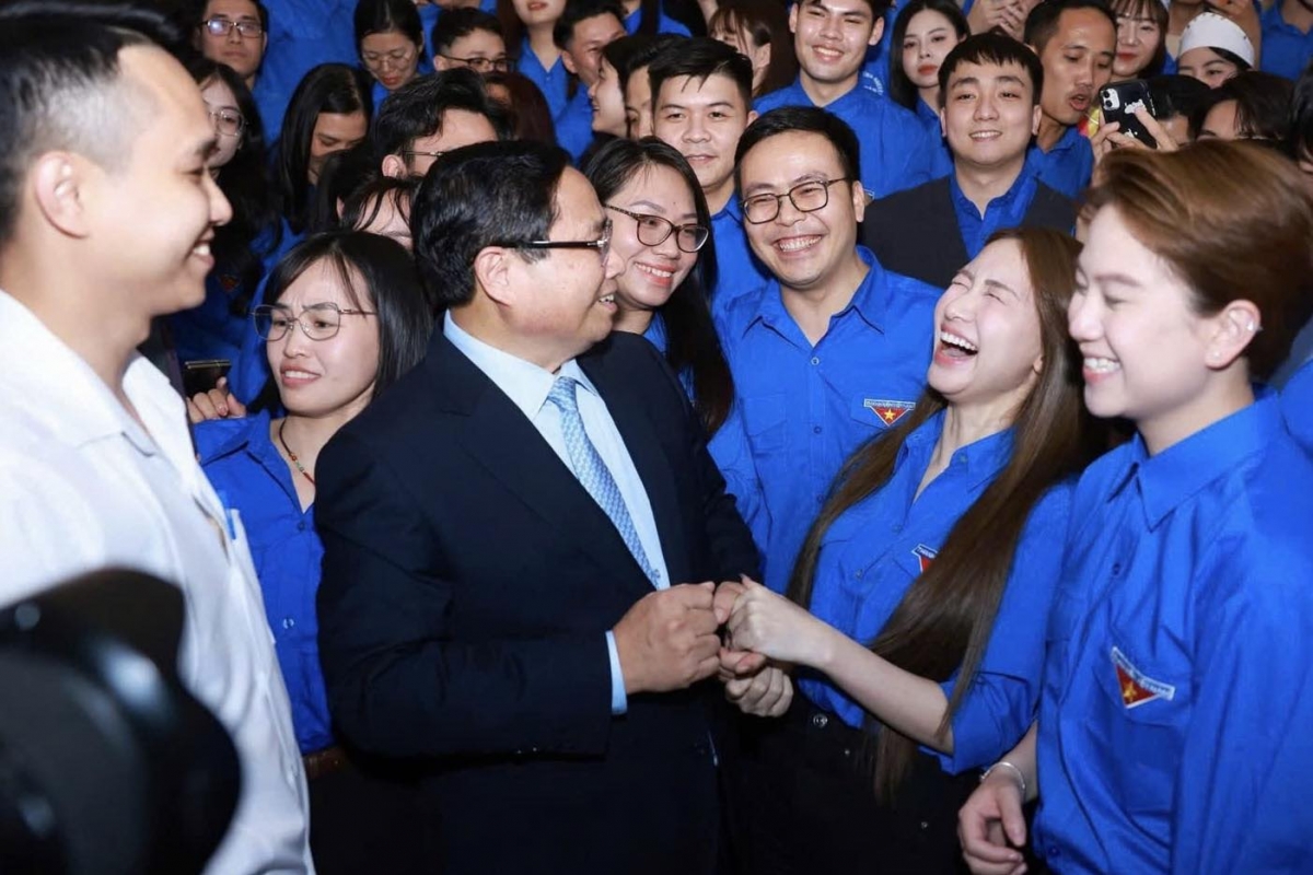 Hòa Minzy không giấu được sự vui mừng khi gặp Thủ tướng Phạm Minh Chính (Ảnh: FBNV)