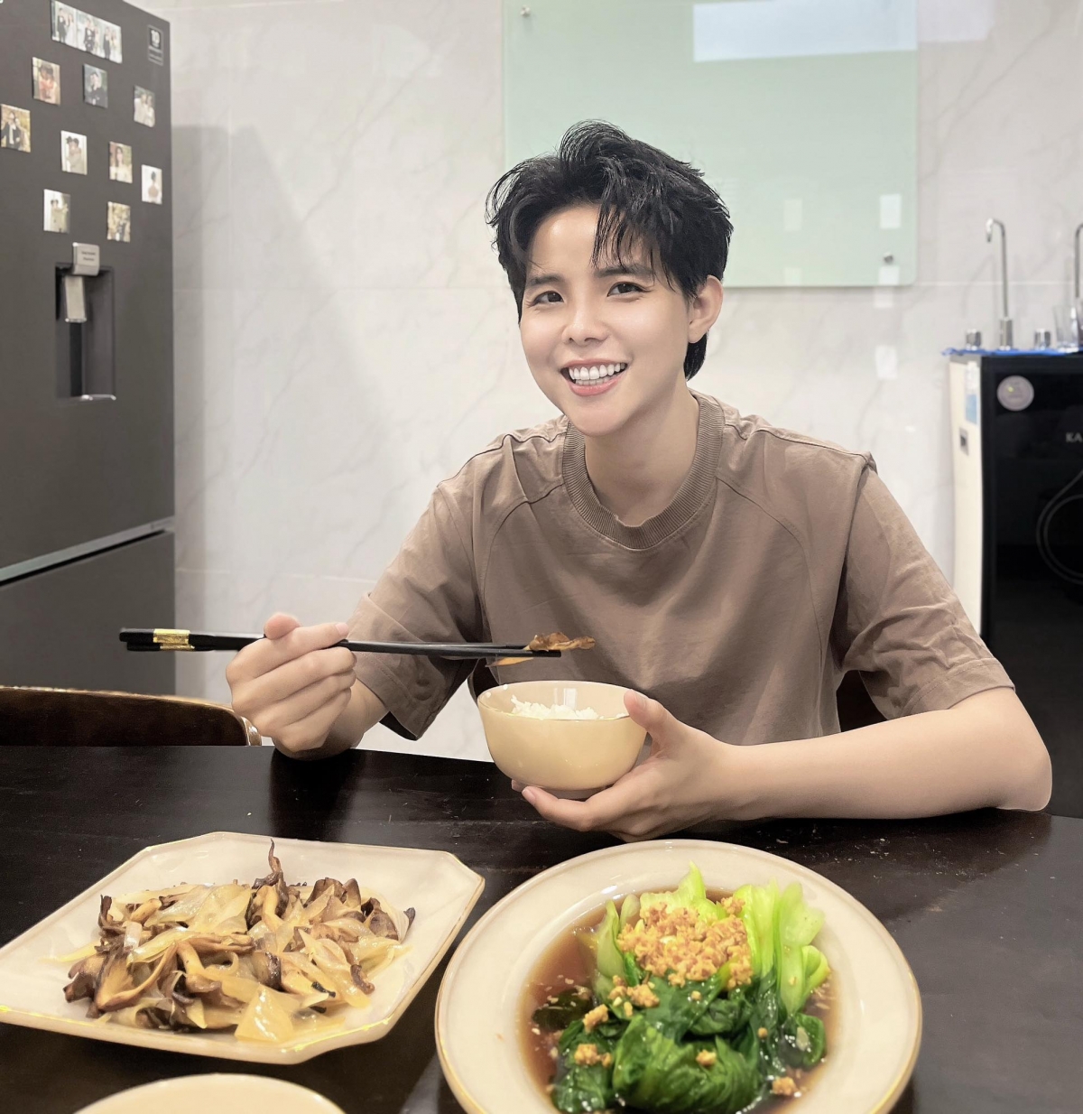 Ca sĩ Vũ Cát Tường khen cơm bạn đời Thu Trang nấu ăn ngon. “Hôm nay em bé nấu: nấm bào ngư chiên nước mắm và cải thìa sốt dầu hào. Ngon ngon”, ca sĩ chia sẻ. (Nguồn: FBNV)