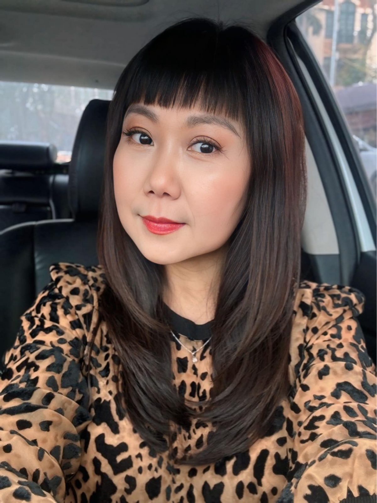 “Tắc đường, lại phải chụp ảnh, cho đỡ bực”, nghệ sĩ Hương Tươi tranh thủ selfie khi tắc đường. (Nguồn: FBNV)