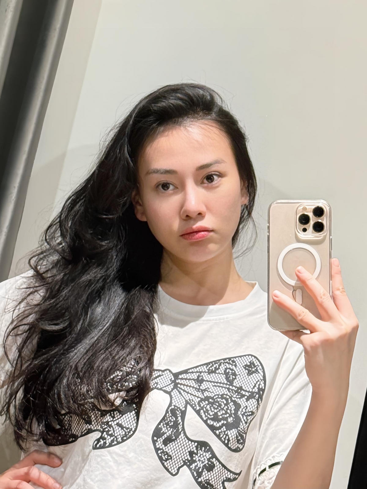 Phương Oanh khoe ảnh mặt mộc không tỳ vết: “Liếc qua gương mà tưởng xuyên không về tuổi đôi mươi”. Khán giả khen bà mẹ hai con để mặt mộc xinh hơn khi trang điểm, trẻ ra chục tuổi. (Ảnh: FBNV)