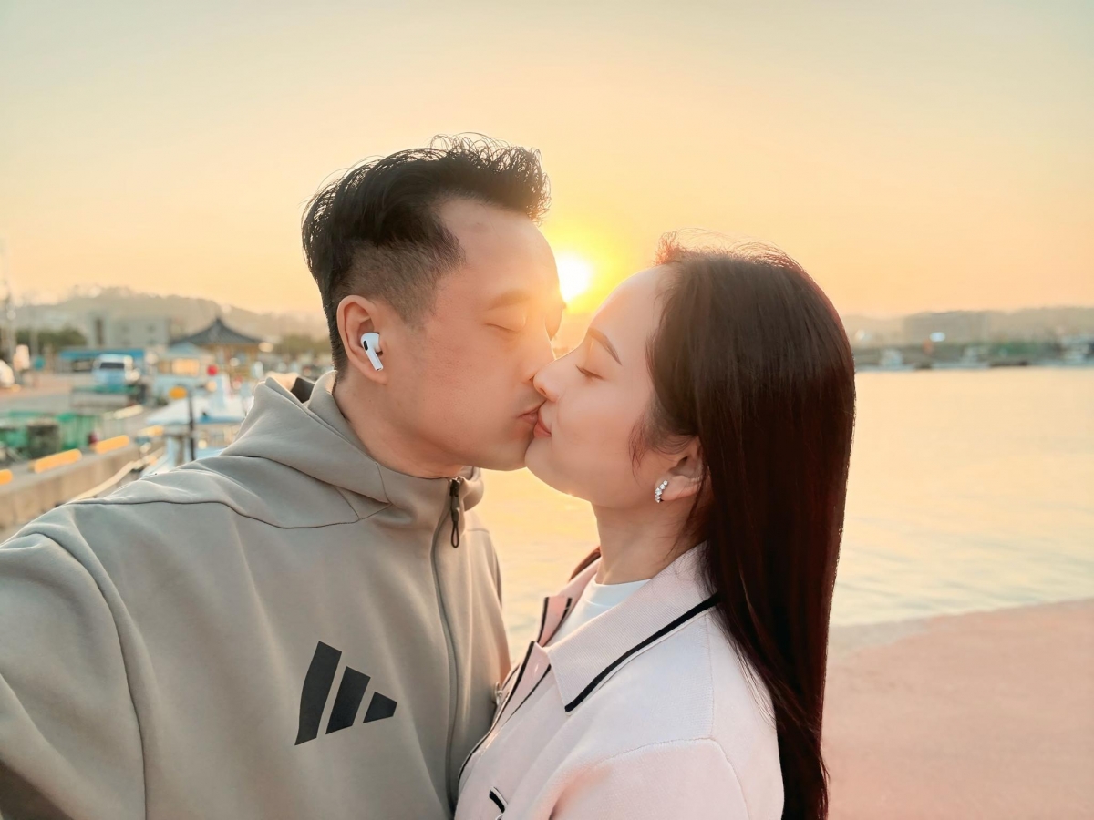 Vợ chồng Dương Khắc Linh – Sara Lưu trao nhau nụ hôn ngọt ngào dưới ánh hoàng hôn ở Hàn Quốc. (Ảnh: FBNV)