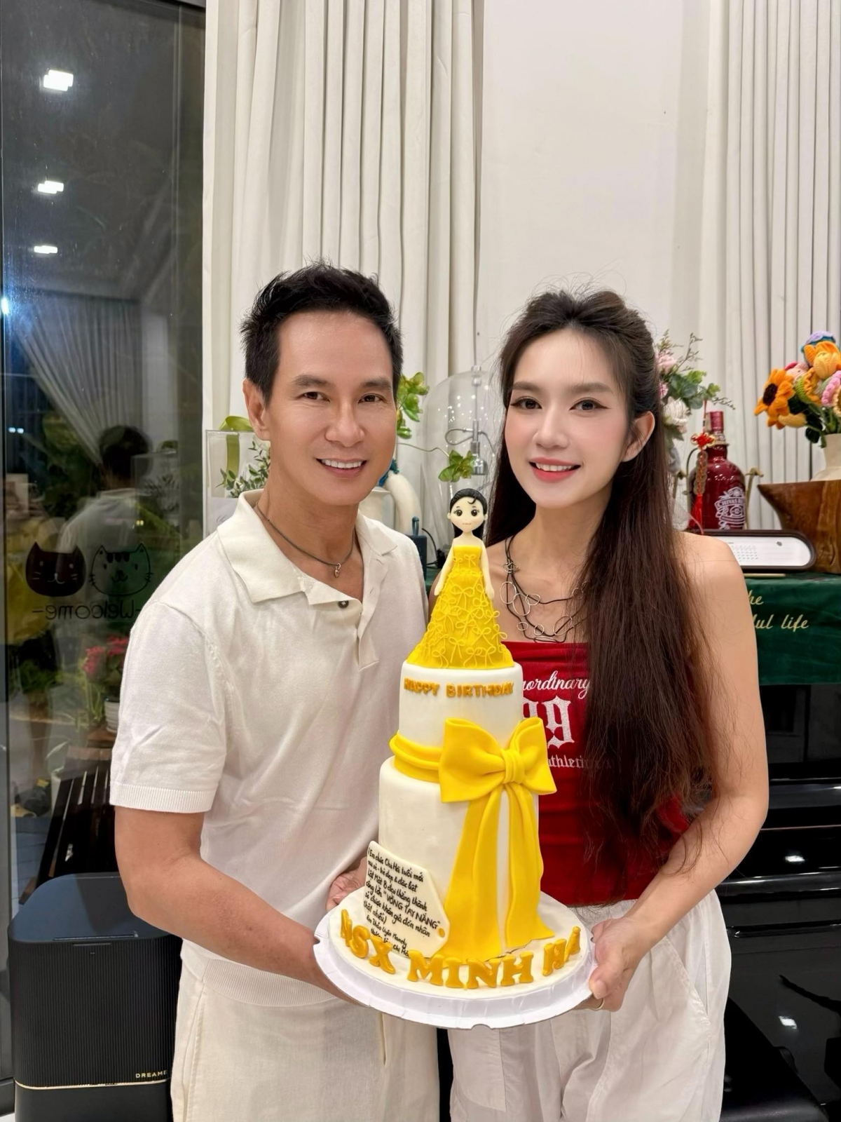 Minh Hà - bà xã Lý Hải - bất ngờ khi chồng con cùng bạn bè, cộng sự bí mật tổ chức tiệc mừng tuổi 40 cho cô ở biệt thự của gia đình. (Ảnh: FBNV)