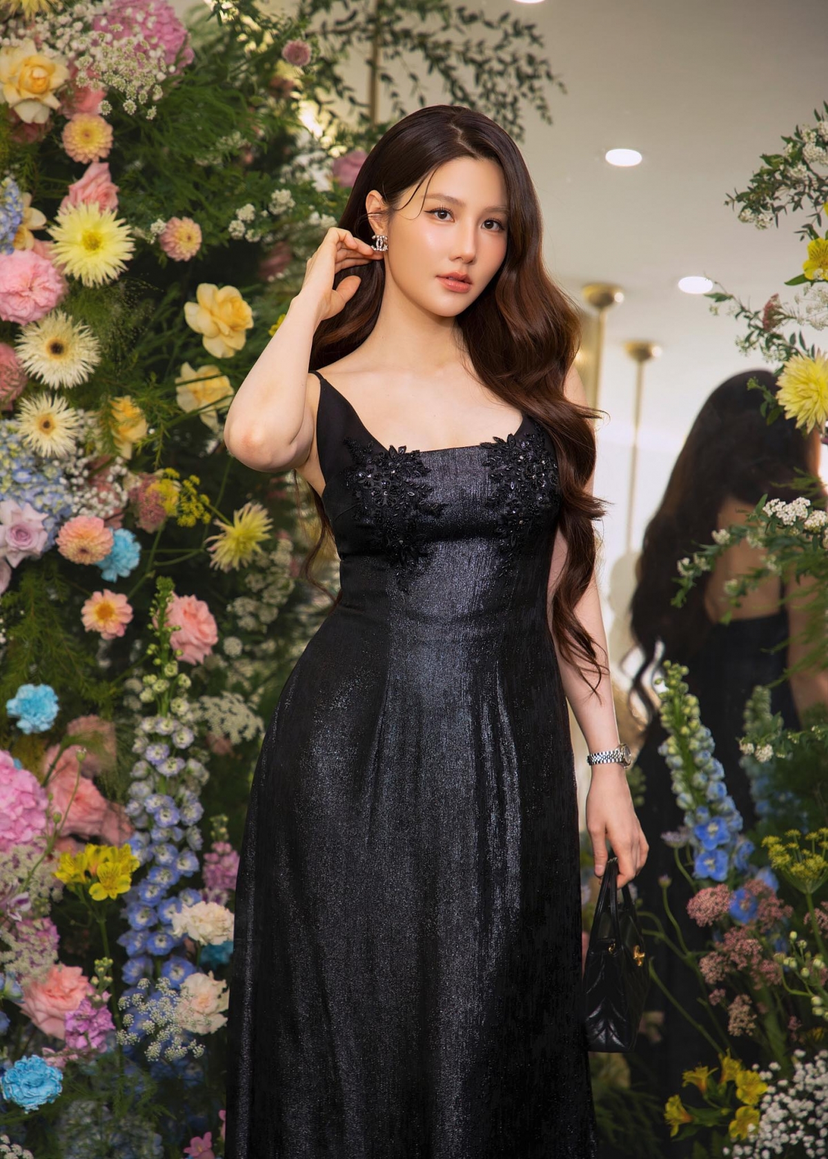 Sau 2 tháng sinh con đầu lòng, Diễm My 9X xuất hiện với nhan sắc rạng rỡ và thần thái tràn đầy sức sống. Tại một sự kiện, nữ diễn viên diện váy đen có điểm nhấn là phần đính kết ở ngực, toát lên vẻ dịu dàng, thanh lịch. 