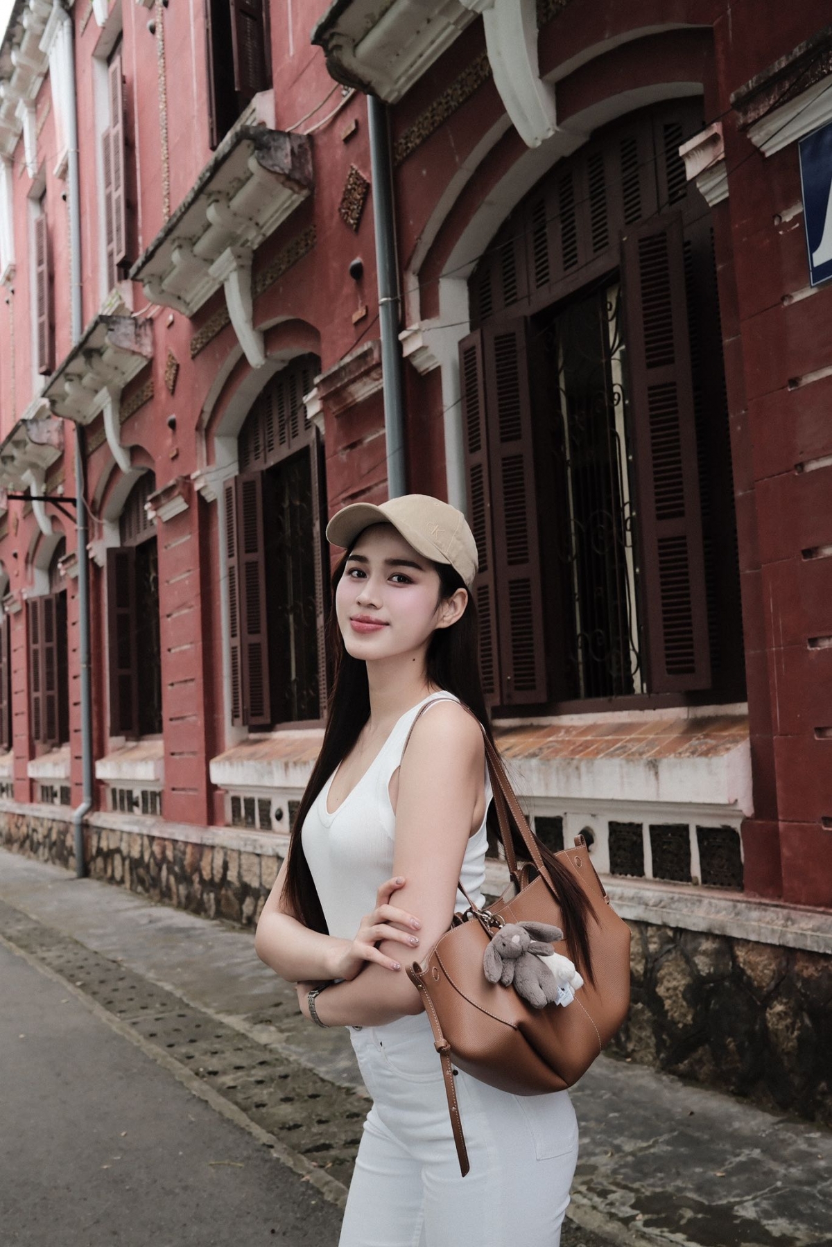 Hoa hậu Đỗ Hà diện trang phục đơn giản khi đến Huế. “Dạo một vòng Huế. Yêu cái vẻ đẹp trầm lắng, thơ mộng, nên thơ của Huế”, cô viết. (Nguồn: FBNV)
