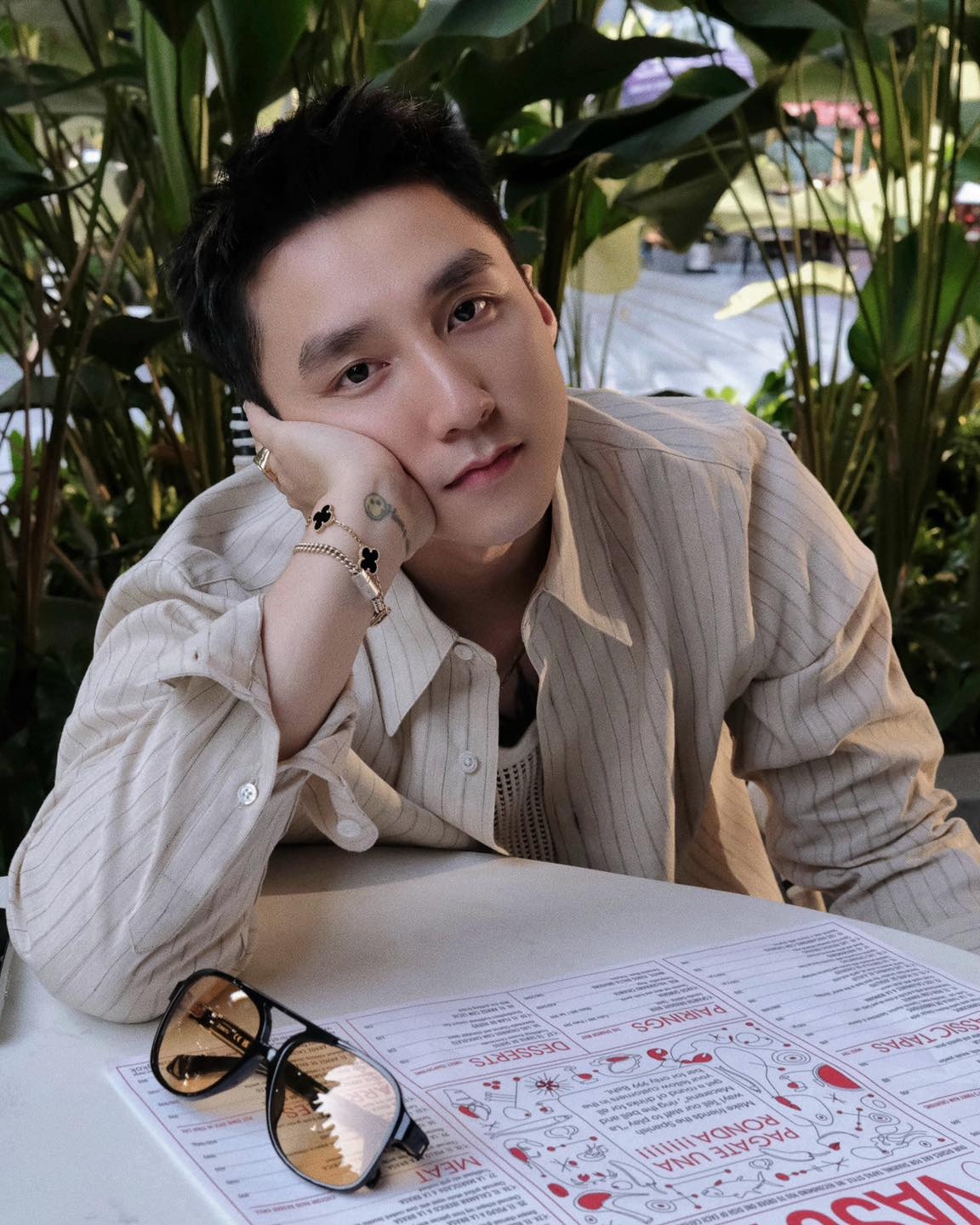 Sơn Tùng M-TP đăng ảnh đi dạo phố với chú thích: “Chọn món nhanh đi người đẹp. Chần chừ, do dự… trời tối mất”. (Nguồn: FBNV)