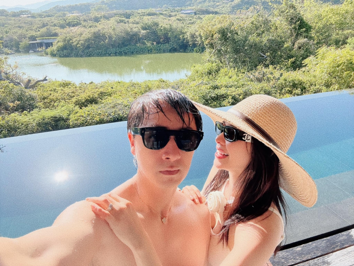 Đăng Khôi và bà xã Thủy Anh tình tứ trong chuyến nghỉ dưỡng. Nam ca sĩ đi du lịch để lấy lại năng lượng cho concert Anh trai vượt ngàn chông gai tiếp theo. "Phục hồi sức khoẻ để làm gì, để phục vụ Day 5 và Day…", anh viết. (Nguồn: FBNV)