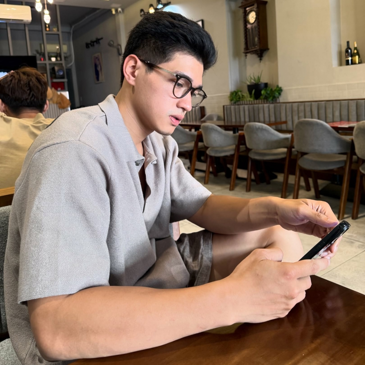 Diễn viên Ma Ran Đô đăng ảnh bị chụp trộm với chú thích hài hước: “Chụp lén cỡ này chụp thiệt cỡ nào”. (Nguồn: FBNV)